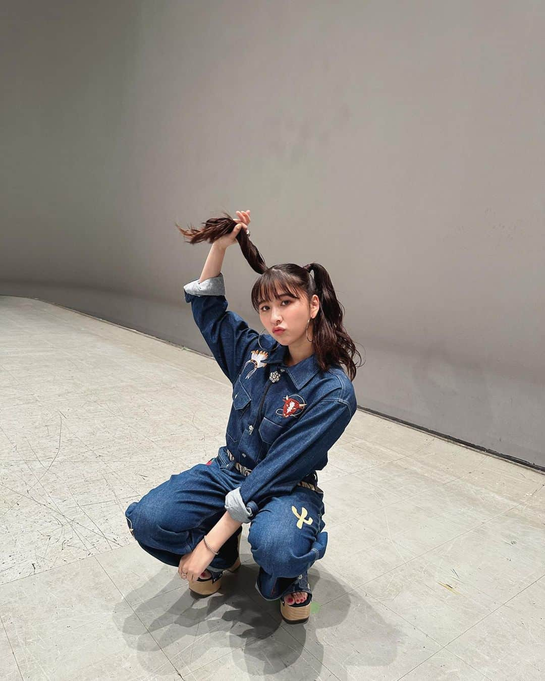 玉井詩織さんのインスタグラム写真 - (玉井詩織Instagram)「💙 デニム×ツイン🫶🏻  shirt/pants: @wranglerjapan  shoes: @charleskeith_jp  earrings/ring: @e.m.__official  tie: @refaire.tokyo   #momoclo #フォーク村 #たま衣装 #デニムセットアップ」2月22日 0時13分 - shioritamai_official