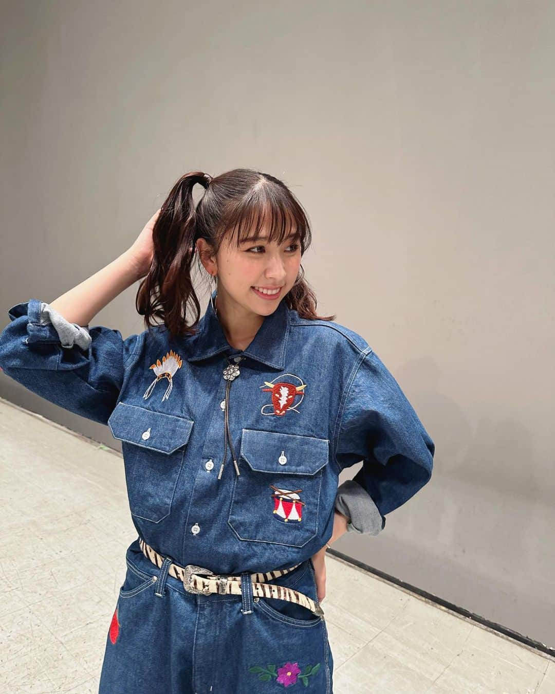 玉井詩織さんのインスタグラム写真 - (玉井詩織Instagram)「💙 デニム×ツイン🫶🏻  shirt/pants: @wranglerjapan  shoes: @charleskeith_jp  earrings/ring: @e.m.__official  tie: @refaire.tokyo   #momoclo #フォーク村 #たま衣装 #デニムセットアップ」2月22日 0時13分 - shioritamai_official