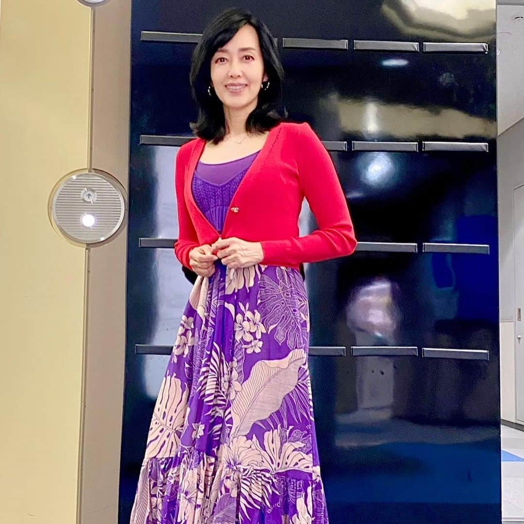 早見優さんのインスタグラム写真 - (早見優Instagram)「Spring fashion!  Maxi dress with a tropical design, matched with a vivid red Spring cardigan.   #トロピカル #トロピカルドレス #pinko #春 #春ファッション #spring #springfashion #dress #maxi #エレベーター前の黒い背景が映えたので」2月22日 7時19分 - yuyuhayami