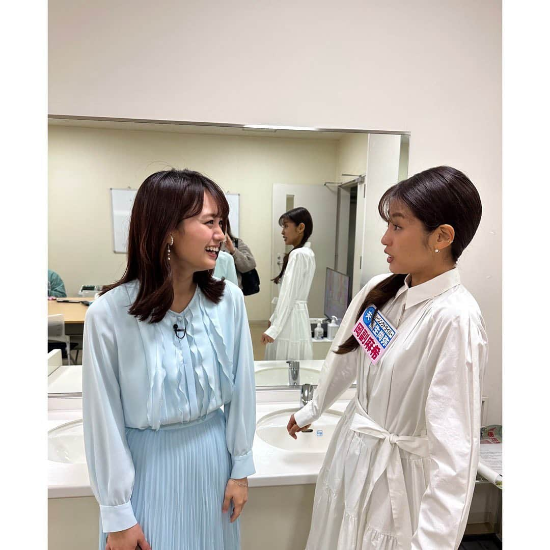 岡副麻希さんのインスタグラム写真 - (岡副麻希Instagram)「. 今夜【#ホンマでっか！？TV アスリートの妻の悩み 〜ウチの夫は変なんです〜】に出演します🌙  この類の立場で出演することは初めてなので 大丈夫かな？となんとも不安でしたが はじまってみると面白くてあっという間でした☺️ ⁡ 収録おわりに 誰もが好きになっちゃう魅力たっっっぷりな 本田朋子さんと井上清華ちゃんと🥹💛 はっぴースポットな日でした🥰 ⁡ ⁡ ２枚目、大喜利できそう…？🤳🫣 ⁡ ⁡ #フジテレビ ⁡ ⁡ ⁡ ⁡ ⁡ ⁡」2月22日 10時19分 - maki_okazoe_official