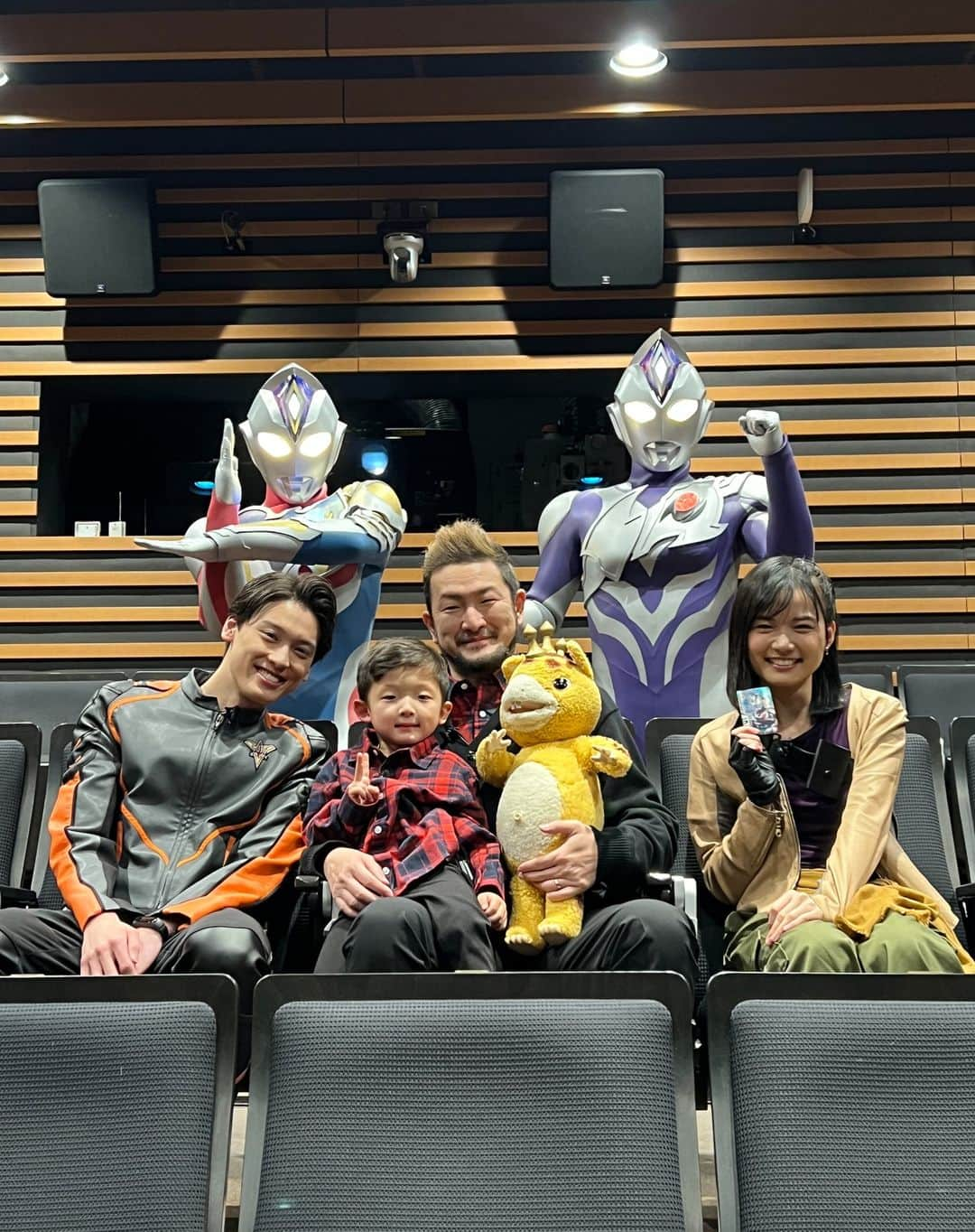 中村獅童さんのインスタグラム写真 - (中村獅童Instagram)「ウルトラマン大使として、 ウルトラマンデッカー最終章 の映画を親子で鑑賞させていただきました。 映像の迫力と、ウルトラマンデッカーのかっこよさに 改めて虜になりました。  陽喜はその日から毎日 デッカーになりきって、見えない敵と闘っています。  #ウルトラマンデッカー  #最終章 #ウルトラマン」2月22日 11時42分 - shido_nakamura