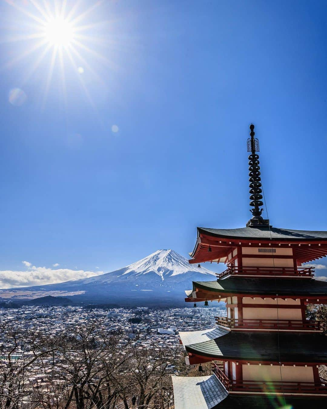 SHOCK EYEさんのインスタグラム写真 - (SHOCK EYEInstagram)「これぞ日本という風景✨ この日は天気にも恵まれて最高の探索日和、沢山の外国の方が訪れていたよ＾＾  定番の構図から外したくて、2枚目、3枚目と撮って見たけど、どうかな？ 斬新でしょ？w  鳥居から望む富士山も最高にかっこいいよね⛩🗻✨   ここを訪れたら、この景色を見させてもらったお礼に、できれば新倉山浅間神社にも立ち寄って参拝しようね。 この場所が未来ずっと守られていきますように🙏  #新倉山浅間神社  #新倉山浅間公園 #富士山 #世界遺産 #fujisan #fujiyama #mtfuji #japantravel #japantrip #canon #canonR5 #beautifuldestinations #discoverjapan #discoverearth #voyaged #awesome_photographers #IamATraveler #wonderful_places #japanphoto #japanphotography #japan_of_insta #livingonearth #theglobewanderer」2月22日 12時41分 - shockeye_official