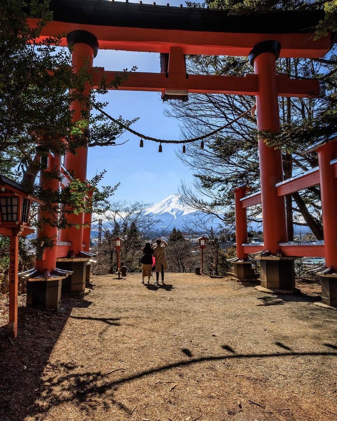 SHOCK EYEさんのインスタグラム写真 - (SHOCK EYEInstagram)「これぞ日本という風景✨ この日は天気にも恵まれて最高の探索日和、沢山の外国の方が訪れていたよ＾＾  定番の構図から外したくて、2枚目、3枚目と撮って見たけど、どうかな？ 斬新でしょ？w  鳥居から望む富士山も最高にかっこいいよね⛩🗻✨   ここを訪れたら、この景色を見させてもらったお礼に、できれば新倉山浅間神社にも立ち寄って参拝しようね。 この場所が未来ずっと守られていきますように🙏  #新倉山浅間神社  #新倉山浅間公園 #富士山 #世界遺産 #fujisan #fujiyama #mtfuji #japantravel #japantrip #canon #canonR5 #beautifuldestinations #discoverjapan #discoverearth #voyaged #awesome_photographers #IamATraveler #wonderful_places #japanphoto #japanphotography #japan_of_insta #livingonearth #theglobewanderer」2月22日 12時41分 - shockeye_official