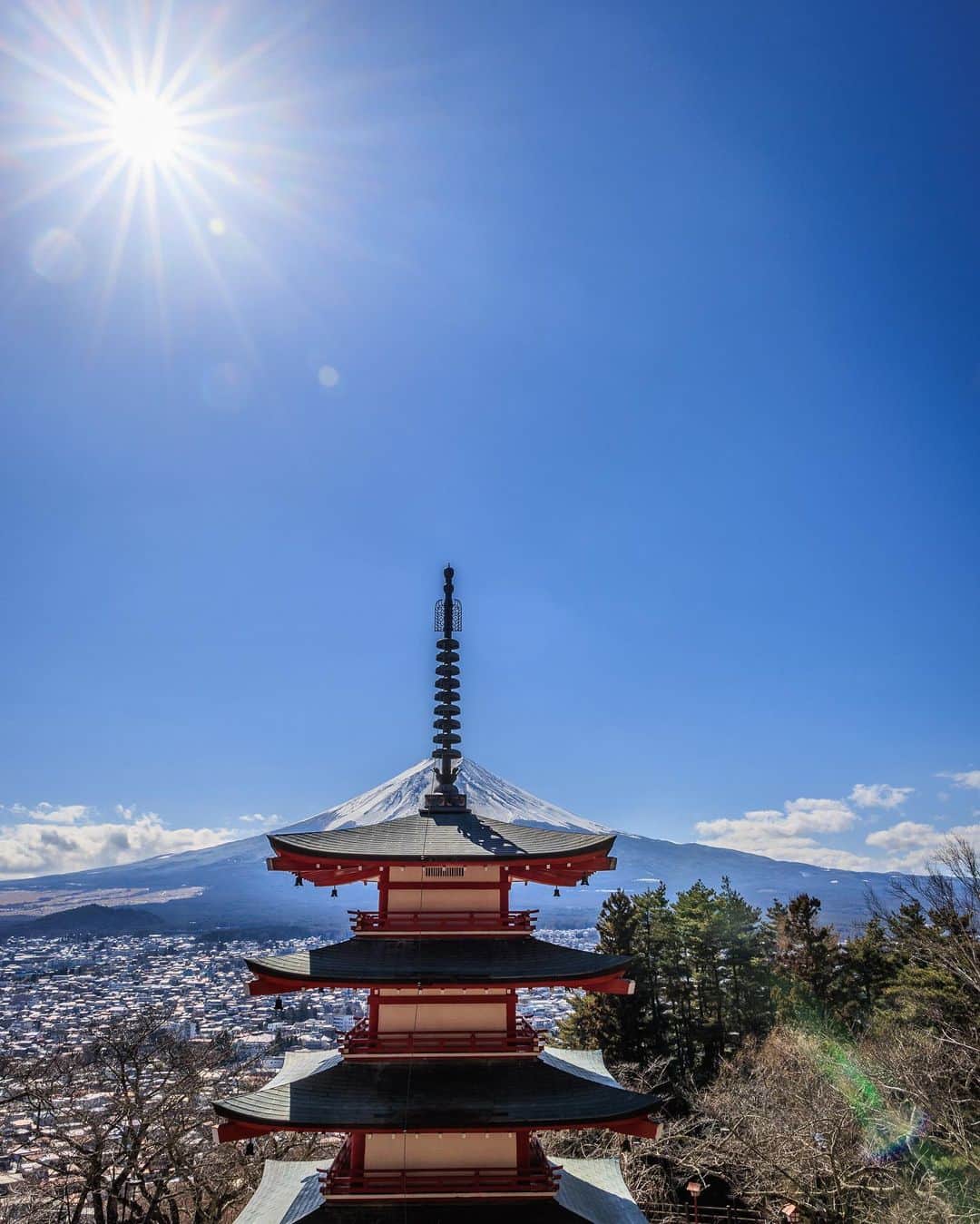 SHOCK EYEさんのインスタグラム写真 - (SHOCK EYEInstagram)「これぞ日本という風景✨ この日は天気にも恵まれて最高の探索日和、沢山の外国の方が訪れていたよ＾＾  定番の構図から外したくて、2枚目、3枚目と撮って見たけど、どうかな？ 斬新でしょ？w  鳥居から望む富士山も最高にかっこいいよね⛩🗻✨   ここを訪れたら、この景色を見させてもらったお礼に、できれば新倉山浅間神社にも立ち寄って参拝しようね。 この場所が未来ずっと守られていきますように🙏  #新倉山浅間神社  #新倉山浅間公園 #富士山 #世界遺産 #fujisan #fujiyama #mtfuji #japantravel #japantrip #canon #canonR5 #beautifuldestinations #discoverjapan #discoverearth #voyaged #awesome_photographers #IamATraveler #wonderful_places #japanphoto #japanphotography #japan_of_insta #livingonearth #theglobewanderer」2月22日 12時41分 - shockeye_official