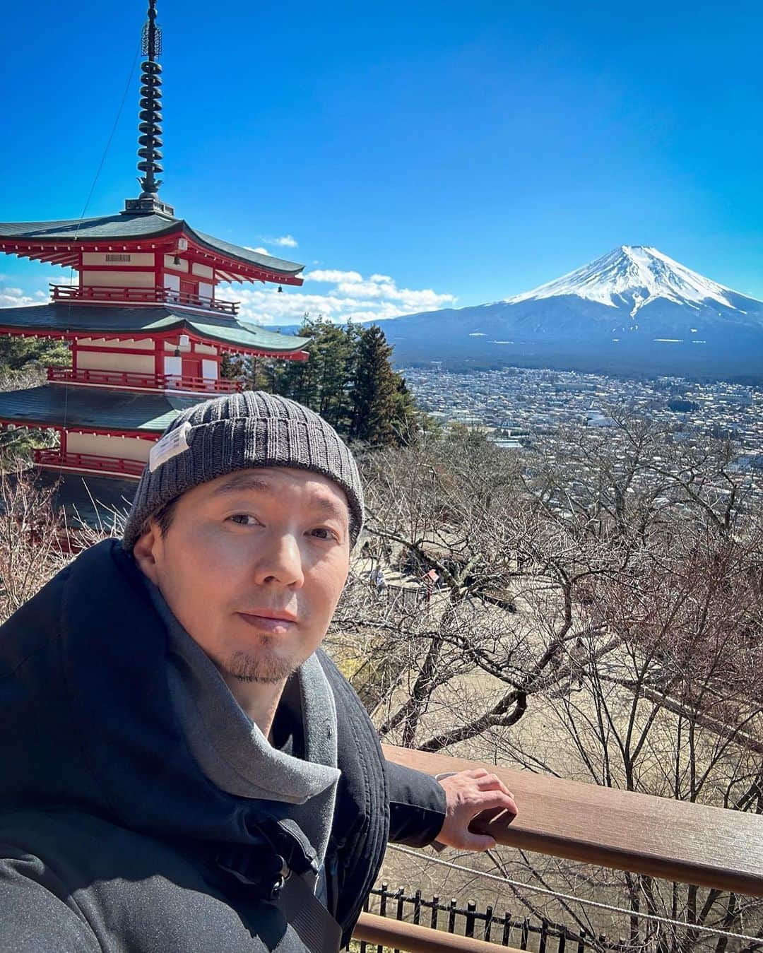 SHOCK EYEさんのインスタグラム写真 - (SHOCK EYEInstagram)「これぞ日本という風景✨ この日は天気にも恵まれて最高の探索日和、沢山の外国の方が訪れていたよ＾＾  定番の構図から外したくて、2枚目、3枚目と撮って見たけど、どうかな？ 斬新でしょ？w  鳥居から望む富士山も最高にかっこいいよね⛩🗻✨   ここを訪れたら、この景色を見させてもらったお礼に、できれば新倉山浅間神社にも立ち寄って参拝しようね。 この場所が未来ずっと守られていきますように🙏  #新倉山浅間神社  #新倉山浅間公園 #富士山 #世界遺産 #fujisan #fujiyama #mtfuji #japantravel #japantrip #canon #canonR5 #beautifuldestinations #discoverjapan #discoverearth #voyaged #awesome_photographers #IamATraveler #wonderful_places #japanphoto #japanphotography #japan_of_insta #livingonearth #theglobewanderer」2月22日 12時41分 - shockeye_official