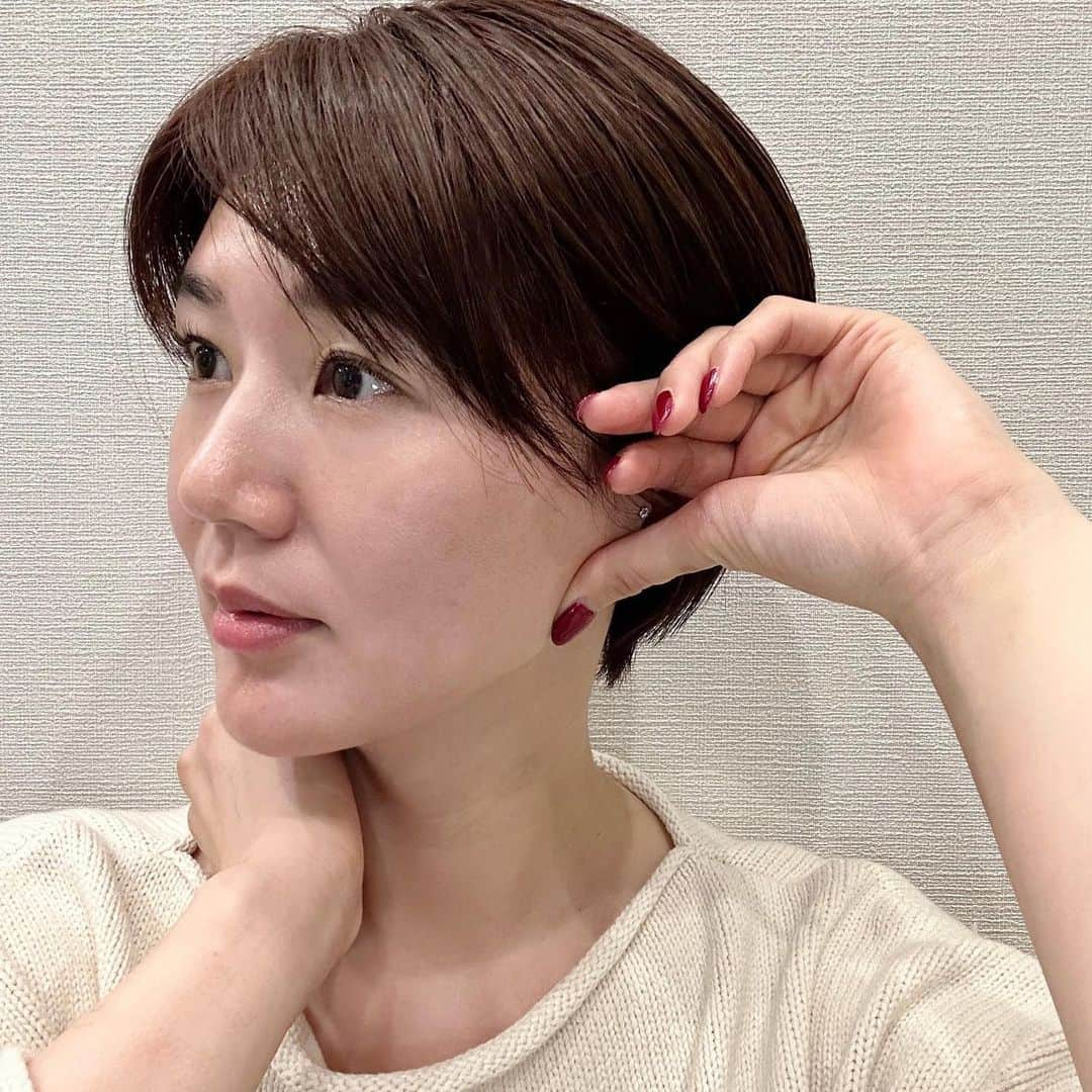 栗原恵さんのインスタグラム写真 - (栗原恵Instagram)「. 第一三共ヘルスケアが研究開発したエイジングケア※1ブランド ブライトエイジがリニューアルしたと聞き 製薬会社が開発したとなると使ってみない手はない！ ということで1ヶ月間使用してみました。  年齢肌炎症※2へのアプローチもパワーアップして ハリ・美白※3・高保湿の全方位にアプローチ！という 何とも嬉しいリニューアルポイント✨  20代前半にはあまり気にならなかったお肌のトラブルも 気になってしまうことが増えてきた私にとっても嬉しいポイントです。  化粧水のリフトホワイト ローション モイストは とろけるように素早く浸透してお肌にぐんぐん入っていく※4感じ  乳液状美容液のリフトホワイト パーフェクションは クリームみたいなこっくりとしたテクスチャーで 肌を包み込んでくれるような安心感。  たったの2ステップなのに しっかり潤いを与えてくれる感じは 正に私の強い味方🦸‍♂️  鏡を見て肌が元気だと表情も明るく見えるし 何だかそれだけで気持ちも上向きになりますね！✨  #エイジングケア  #ブライトエイジ  #ハリ  #シミ対策  #乾燥対策  @brightage_japan   ※1エイジングケア：年齢に応じたケアのこと  ※2年齢肌炎症：年齢肌とは、加齢に伴い、シミ・ハリ不足・乾燥・肌あれなどの肌トラブルが現れやすくなった肌のことであり、 　年齢肌炎症とは、肌トラブルの原因の1つとなる（日常的に起こっている）微弱な炎症状態のことです  ※3美白：メラニンの生成を抑えしみ・そばかすを防ぐ  ※4角質層まで」2月22日 14時13分 - megumi_kurihara_official