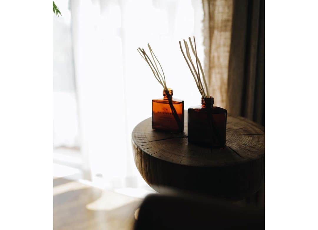 高山都さんのインスタグラム写真 - (高山都Instagram)「自分の家の香りがとても好きで落ち着きます。  @santamarianovellajapan のポプリ @culdesac.japon のヒバチップを合わせたものを好きな容れ物にいれて置き、ディフューザーは @relaube_jp を使っています。  リビングには朝をイメージした快活な香りの Opalineを、ベッドルームにはしっとりと落ち着くHyacintheを。 やわらかな香りは、ほんとうに心がほぐれて優しくいられる。  「夜明け前の空は、もっとも暗い。 夜を乗り越えたその後に明るい陽がさす 一日の始まりから終わりまで あなたに寄り添い 自分らしくいられる時間を、持ち主に与えてくれますように。」 願いを込めて作ったディフューザーです。  そんな @relaube_jp が、はじめてポップアップに出店します。  名古屋ゲートタワーモールにて開催されるMindful Beauty Fesに初参加させていただくことになりました。  そして、3月3日にはスペシャルイベントも！ @lacarpe_jp 代表の新井ミホさん @mihoarai0527 とふたりでトークショーさせていただきます。 平日の午後ですが、ぜひ皆さんと楽しく穏やかで豊かな時間を過ごせたらも思います。  ストーリーズに参加のリンクも貼っておきます！」2月22日 15時28分 - miyare38