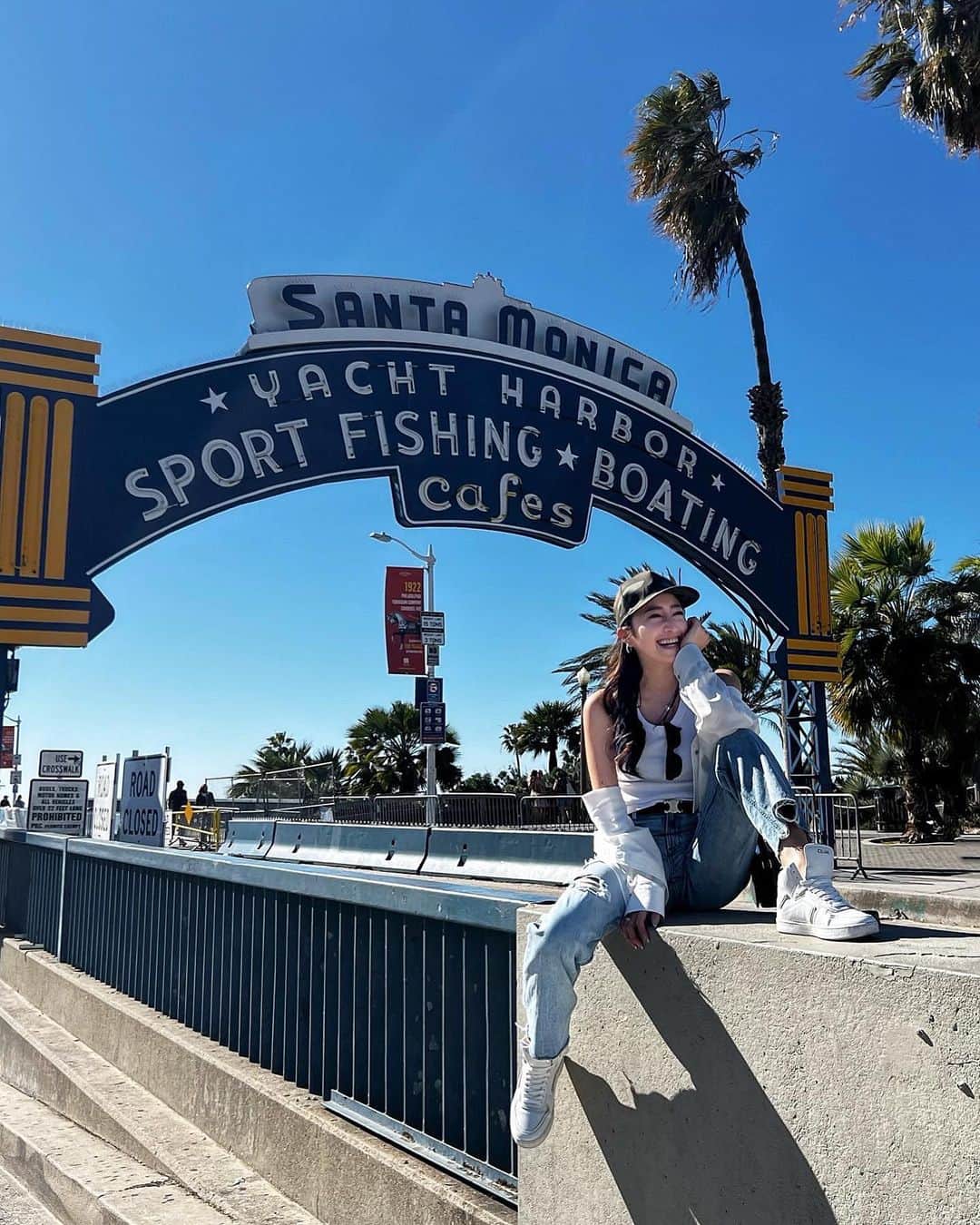 雨宮みずきさんのインスタグラム写真 - (雨宮みずきInstagram)「Santa Monica 🏄‍♀️🏝 友達に人気のフォトスポットに連れて行ってもらったよ👭💕  この日は日中20℃以上あって ポカポカで気持ちよかった〜☺️🌊☀️  キャップ🧢 @coel.official  デニム👖　@yanuk_official  #losangeles #santamonica #LA #ロサンゼルス #サンタモニカ #ロサンゼルス旅行」2月22日 15時51分 - ammymzk0926