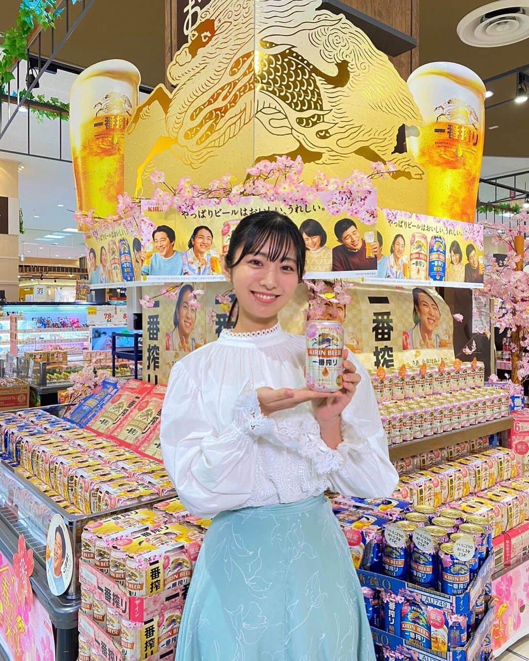 白戸ゆめのさんのインスタグラム写真 - (白戸ゆめのInstagram)「🍻🌸  岡山・香川の皆さん〜！ キリン一番搾りと一番搾り糖質ゼロが 春限定デザインで発売中です🥰 桜満開、春全開で可愛いの🐰💕  そして23日からKSBで流れる CMに出演しています🍺！！ ただいまー✨  仕事終わりや、休日に グビっと飲むビールって なんであんなに美味しいんですかね？笑  キリン一番搾りは すっきり澄んだ麦の旨みが凝縮されていて 飲みやすくておいしいんです🔥 おいしいとこ取りのビールでおすすめですよっ🥇  久しぶりのKSBの現場は ちょっと小っ恥ずかしかったけど 温かく迎えてくれて楽しく撮影できました🎥  CMの最後のカットは 高さや距離の微妙な調整が難しくて 何回もテイクを重ねたので必見🤣 噛んじゃったNGもあります、、笑 お楽しみに🎶 見かけたら動画撮って メンションして私にも見せてください🥺  #キリンビール #キリン #キリン一番搾り #一番搾り糖質ゼロ  #アリオ倉敷 #岡山 #ksb #cm #PR #お酒は20歳になってから」2月22日 16時30分 - yumeno.s_