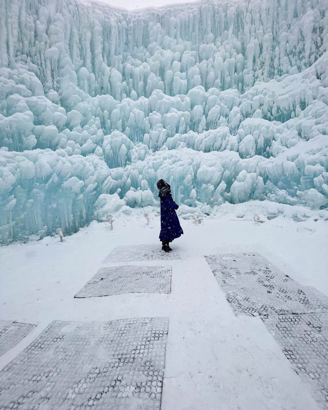 日吉晶羅さんのインスタグラム写真 - (日吉晶羅Instagram)「📍北海道 支笏湖氷濤まつり💎  氷の芸術凄すぎた✨ ただこの日は雪がものすごくて、 じっとしてなくても頭に雪が積もったよ。 （マフラー頭に巻いてる）  氷点下7度の世界🧊 雪はサラサラで水もすぐ固まって落ちてく、、  今度行く時はもっっっっと 暖かい格好で行こ👊笑  #北海道 #支笏湖氷濤まつり #japan #北海道観光 #吹雪 #hokkaido」2月22日 17時11分 - akira_kirakira_