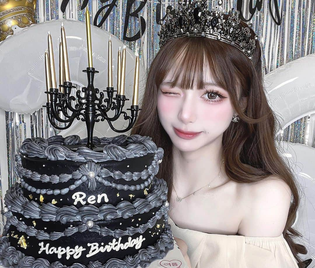 あやちゃんさんのインスタグラム写真 - (あやちゃんInstagram)「フルオーダーメイドケーキ🎂🖤 今年も最っ高にカッコイイ誕生日ケーキになりました✧ 黒ケーキってカッコイイよね♥︎ @yolumbirthday いつも理想通りにしてもらって感謝です😭✨✨  #目黒蓮誕生日 #目黒蓮誕生祭 #目黒蓮誕生祭2023 #目黒蓮生誕祭 #目黒蓮生誕祭2023 #本人不在の誕生日会 #本人不在の誕生会 #目黒担 #スノ担 #誕生日プレート #誕生日ケーキ #黒ケーキ #目黒蓮 #推し活 #すのぐらむ #キャンドルケーキ #ティアラケーキ #ティアラヘア #オーダーケーキ #オーダーメイドケーキ」2月22日 19時15分 - aya.you.love.r