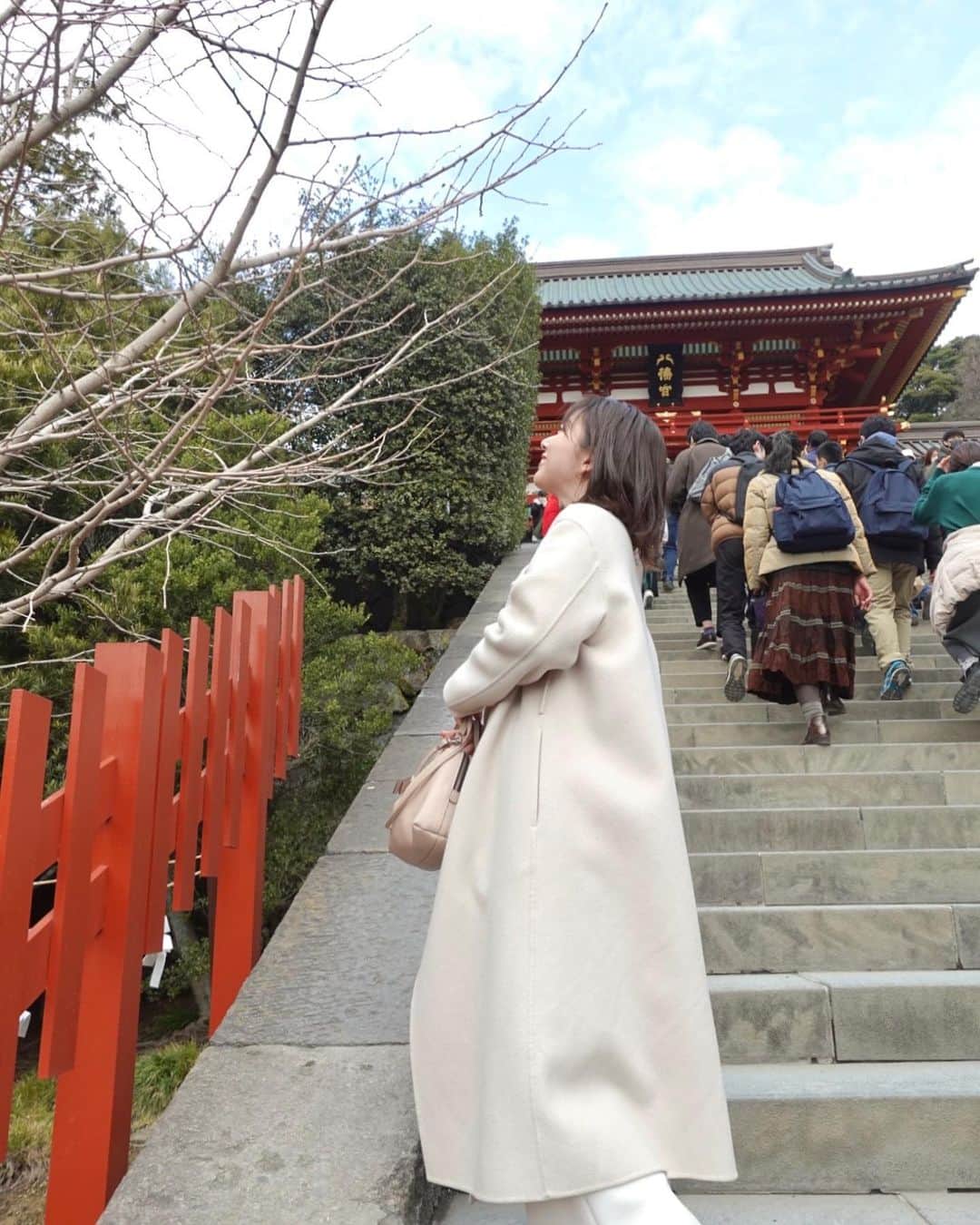 的場絢香さんのインスタグラム写真 - (的場絢香Instagram)「// 母娘旅 in 鎌倉 // ⁡ 去年〝鎌倉殿の13人〟にハマって 行きたかった鎌倉へ！ いろんな出来事を思い出す鶴岡八幡宮。 雪が降らなくてよかった。実朝…公暁…。 ⁡ おみくじ引いたら、なんと凶！ え、逆にすごい！笑 ここから上がるだけ！！(と言い聞かせる) ⁡ 鎌倉殿タクシーも乗れた~🚕 ⸝⋆ ⁡ 歴史は詳しくないけど 大河ドラマの影響で好きになりました🗡️✧ ⁡ ⁡ そういえば鎌倉幕府は いい国つくろう(1192年)で覚えたけど いまは、いい箱つくろう(1185年)に変わったみたいね！  _ _ _ #マトバ旅 #鎌倉 #鎌倉殿の13人 #鶴岡八幡宮」2月22日 19時44分 - ayaka_matoba