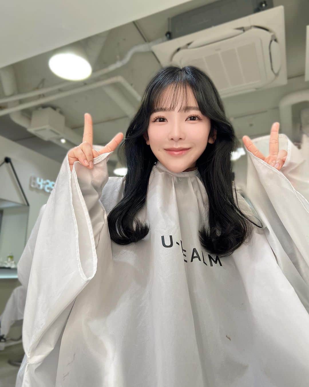 天木じゅんさんのインスタグラム写真 - (天木じゅんInstagram)「✂︎✂︎✂︎  @urealm_omotesando  カラー"blue black"🖤 1cmカット✂︎してもらいました🫶🏻  トリートメントもしてもらいサラサラに。 色めちゃくちゃ良すぎない???🤔🤔🤔  担当 @mineyukimorikami  ありがとうございました🙇🏻‍♀️🖤  #urealm #ユーレルム #美容室」2月22日 20時04分 - jun.amaki