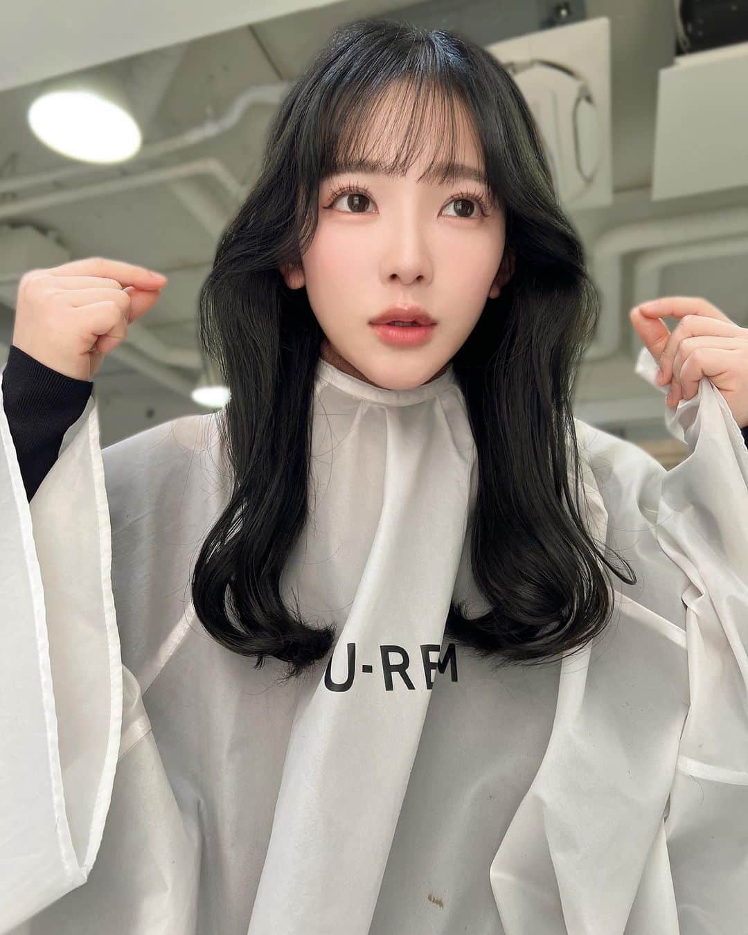 天木じゅんさんのインスタグラム写真 - (天木じゅんInstagram)「✂︎✂︎✂︎  @urealm_omotesando  カラー"blue black"🖤 1cmカット✂︎してもらいました🫶🏻  トリートメントもしてもらいサラサラに。 色めちゃくちゃ良すぎない???🤔🤔🤔  担当 @mineyukimorikami  ありがとうございました🙇🏻‍♀️🖤  #urealm #ユーレルム #美容室」2月22日 20時04分 - jun.amaki