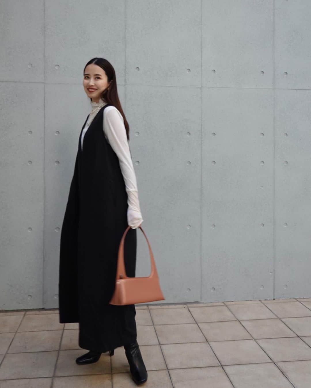 小嶋梨奈さんのインスタグラム写真 - (小嶋梨奈Instagram)「今日の打ち合わせは 久しぶりにワンピースで◎ タイミングよく一時帰宅した夫の隙を狙って 撮ってもらった☺️🤲笑  とっても楽ちんなのだけど、 素材がしっかりしてるからちゃんとして見えるのがありがたい〜。 メローのシアートップスは 春使えそうだなとホワイトにした♡  #babcode #bab #コーディネート #春コーデ」2月22日 20時11分 - corina_718