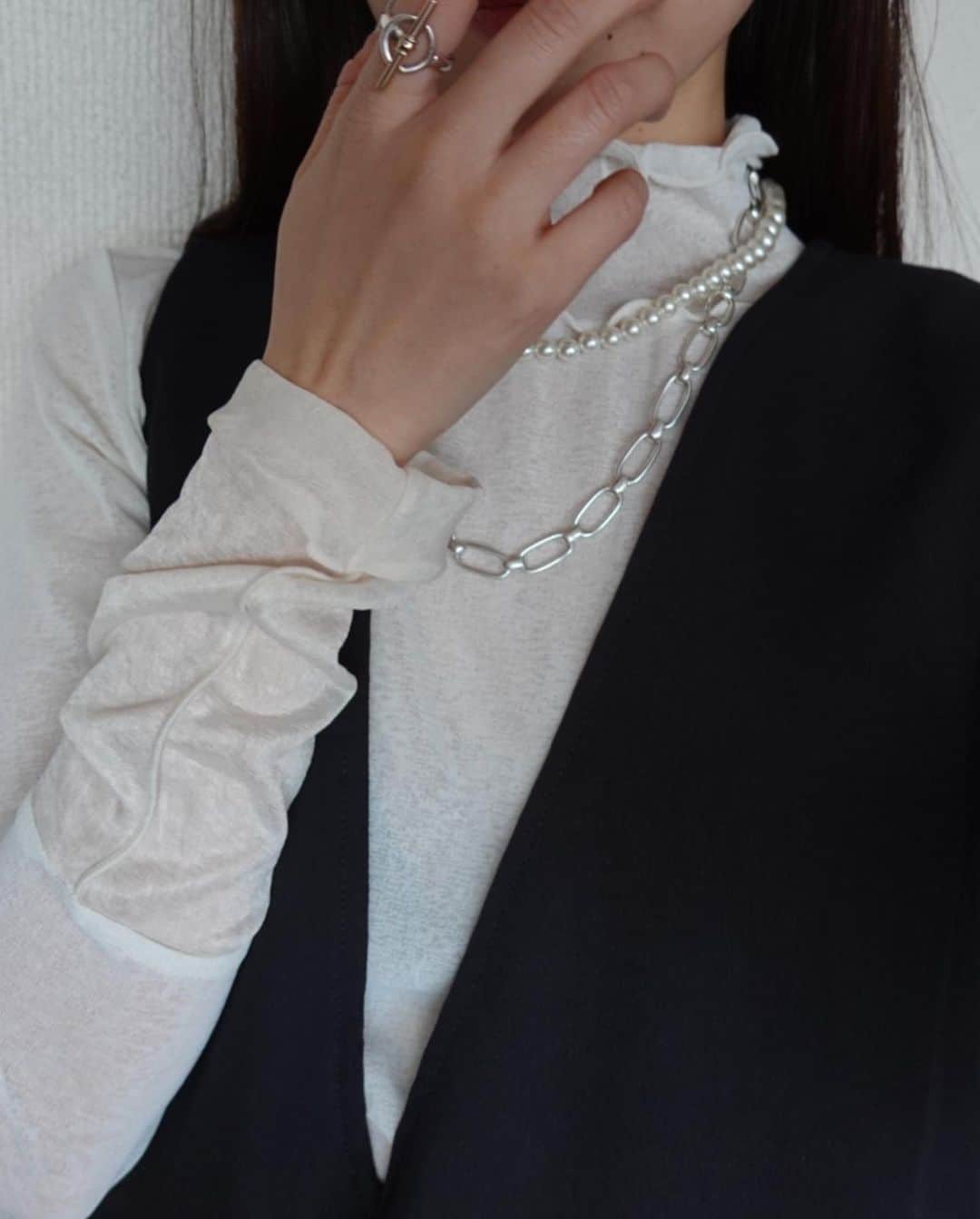 小嶋梨奈さんのインスタグラム写真 - (小嶋梨奈Instagram)「今日の打ち合わせは 久しぶりにワンピースで◎ タイミングよく一時帰宅した夫の隙を狙って 撮ってもらった☺️🤲笑  とっても楽ちんなのだけど、 素材がしっかりしてるからちゃんとして見えるのがありがたい〜。 メローのシアートップスは 春使えそうだなとホワイトにした♡  #babcode #bab #コーディネート #春コーデ」2月22日 20時11分 - corina_718