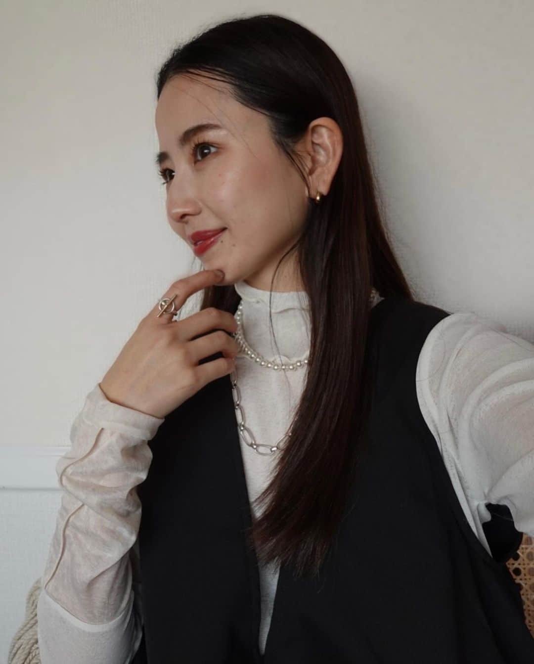 小嶋梨奈さんのインスタグラム写真 - (小嶋梨奈Instagram)「今日の打ち合わせは 久しぶりにワンピースで◎ タイミングよく一時帰宅した夫の隙を狙って 撮ってもらった☺️🤲笑  とっても楽ちんなのだけど、 素材がしっかりしてるからちゃんとして見えるのがありがたい〜。 メローのシアートップスは 春使えそうだなとホワイトにした♡  #babcode #bab #コーディネート #春コーデ」2月22日 20時11分 - corina_718
