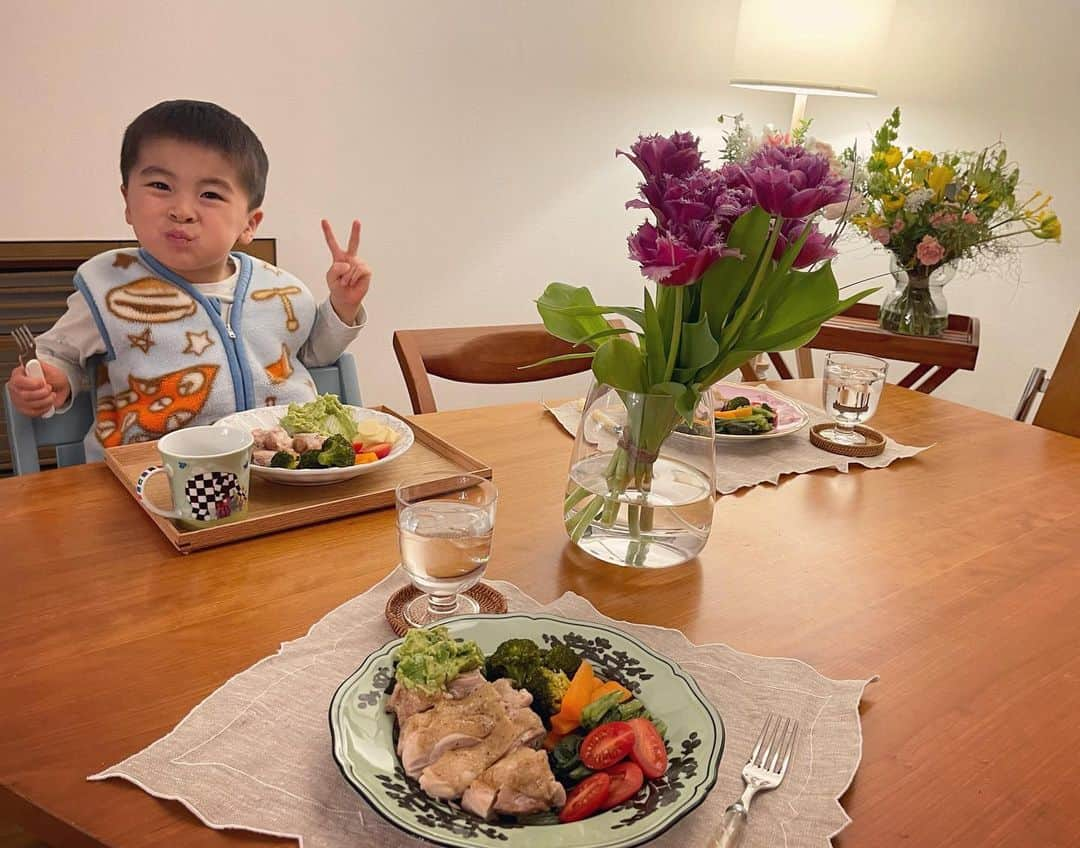 小川ひとみさんのインスタグラム写真 - (小川ひとみInstagram)「今日はSimple Chicken plate🍗 週に一度は作っているメニュー 相変わらず小松菜はたっぷりと🥬 ブロッコリーと一緒に食べると 栄養価がよりUPして吸収しやすいので なるべくセットで食べる様にしています🥦 味付けを出来るだけしたくないので 鶏肉を焼くときに オリーブオイルと少しのバターでにんにくを炒めるのですが そのニンニクをアボカドディップを作るときに 入れて使っています🥑一石二鳥🫶 オリーブオイル、炒めたにんにく アボカド、お塩、レモンで ブレンダーでミックスしたら完成💯 息子もそのままのお野菜が大好きなので いつもアボカドディップにつけて お野菜もチキンも沢山食べてくれますよ🥰 #heechankitchen」2月22日 21時23分 - hitomy220