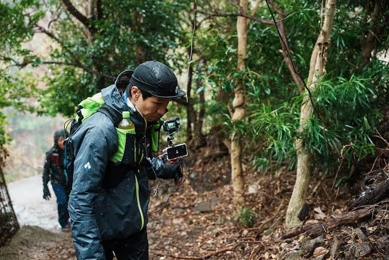 長崎望未さんのインスタグラム写真 - (長崎望未Instagram)「.  淡路島横断24時間 ウルトラ山岳マラソン🏃🏽‍♀️🏔  番組を見てくださった皆さん ありがとうございました🥺  私らしく頑張りました。 それに尽きます🥺  一緒にずっと走ってくださった 北田さんと石川さんには 本当に感謝しかなくて  @takaokitada  @yuko.88.ishikawa222   まず初めてでこんな長いレースを チャレンジしようとすることさえ 無謀なはずだったのに  2人の優しさと励ましで 進めました🥰✨✨✨  良い経験だ。ほんと。  今年はもうこれ以上に怖いものは ないと思ってます😂🫱🏻‍🫲🏽✨✨✨  TVerでも、すでに配信されてるので ぜひ見てくれたら嬉しいです😆🫱🏻‍🫲🏽 　　  P.S.初めてまつげに雪が乗って 一瞬エルサになれました😂🥺👍🏾♥️笑  #山岳 #マラソン #写真 #みついしんたろう @shintaro_mitsui_photography」2月22日 21時57分 - nozomi.nagasaki