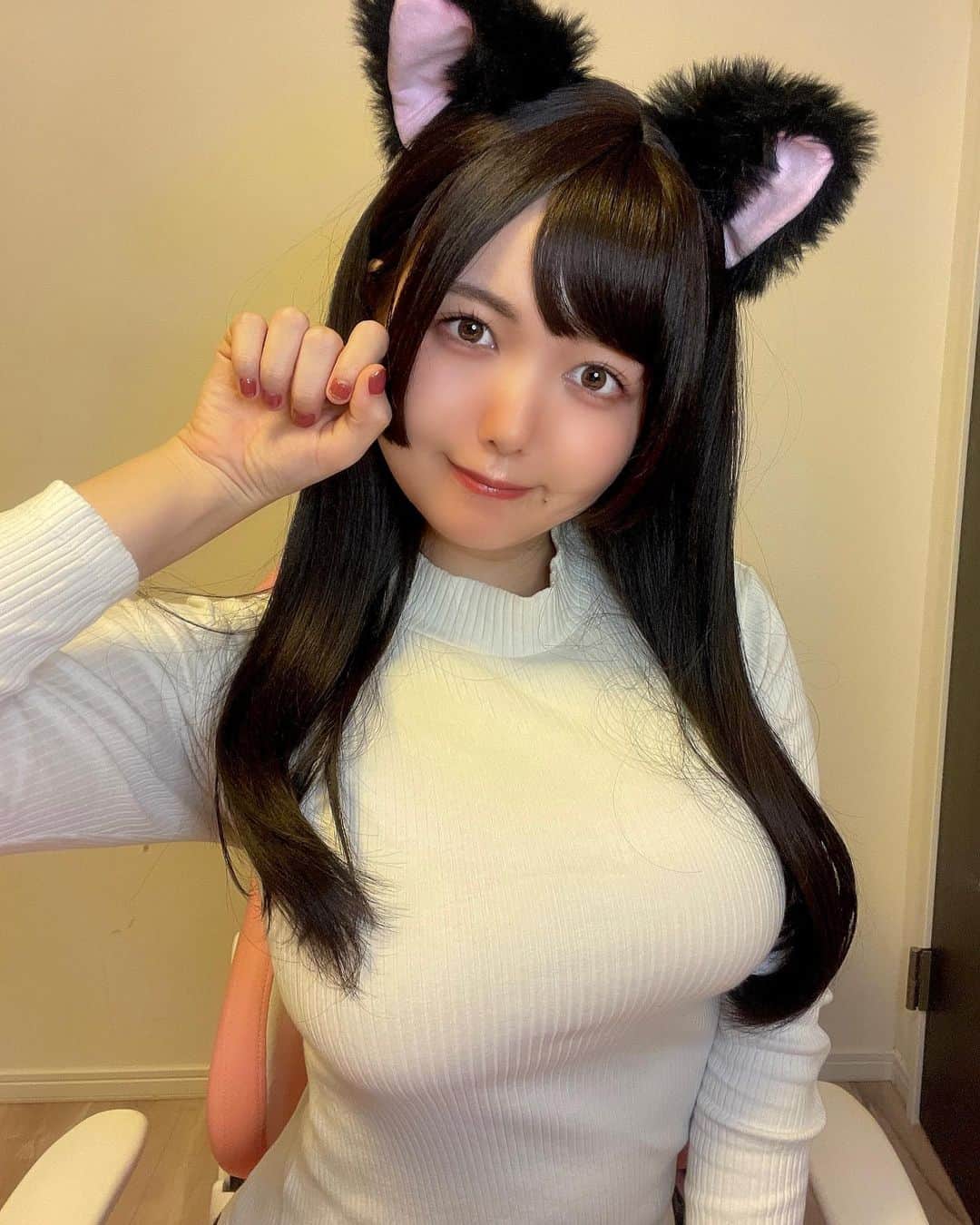 九条ねぎ あぴるさんのインスタグラム写真 - (九条ねぎ あぴるInstagram)「#猫の日　 2.22  Today is Cat Day, so I put on cat ears and did a live TikTok LIVE❤️  #japanesegirl #girl #leather」2月22日 22時20分 - negi_kujyo