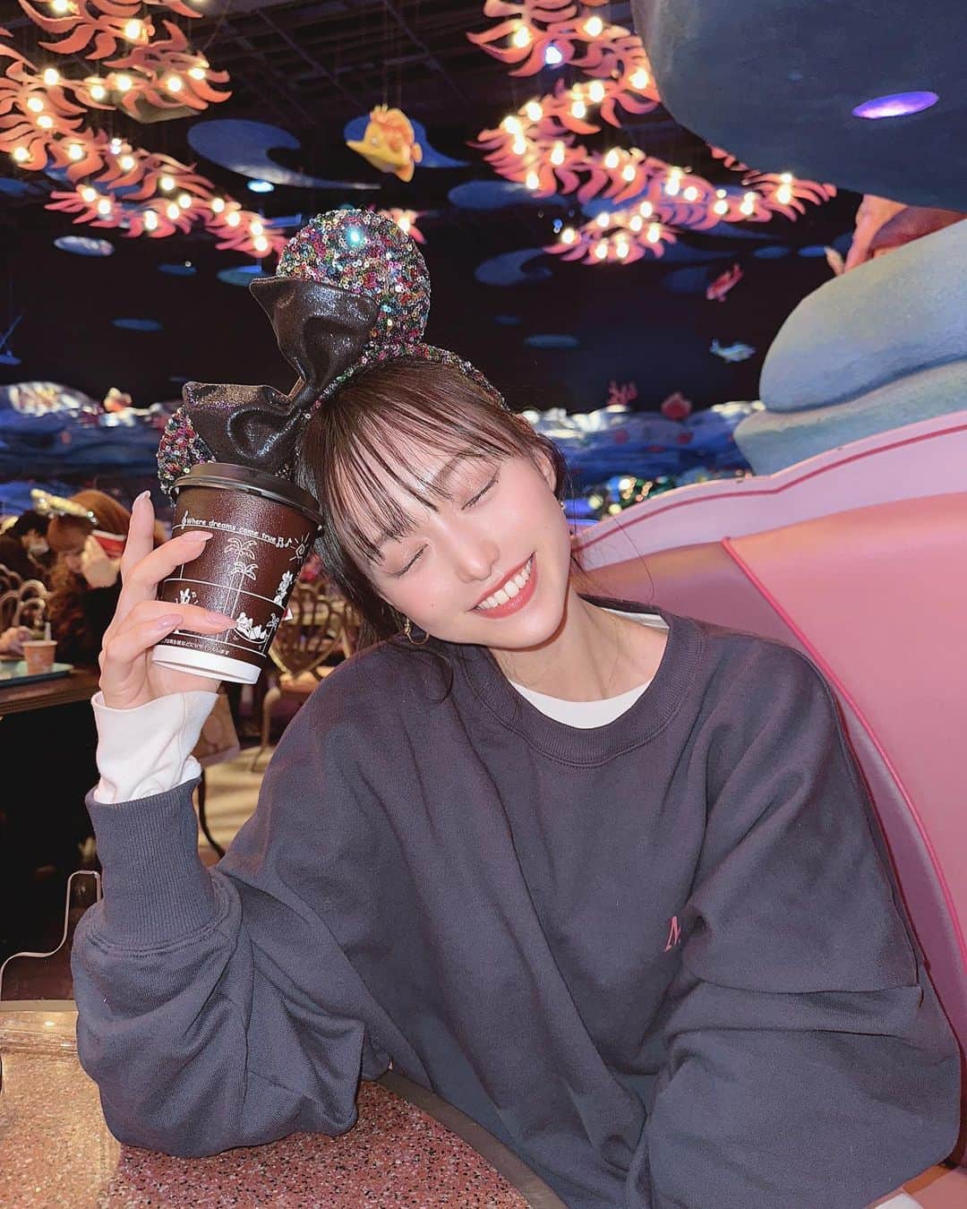 引地裕美さんのインスタグラム写真 - (引地裕美Instagram)「🧜‍♀️🪸🏰🖤  風が強くて寒かったから マーメイドラグーンに逃げた🌬  #ゆうみ服 🧺#ディズニーコーデ  #UMine #japanese #japanesegirl #일본 #スウェット #メンズライク #tds #tdr #東京ディズニーシー #tokyodisneysea  #오오티디 #얼스타그램 #패션스타그램 #데일리코디 #패션 #时装 #셀카 #데일리룩 #每日穿搭 #我的最愛」2月22日 22時33分 - yuumihikichi