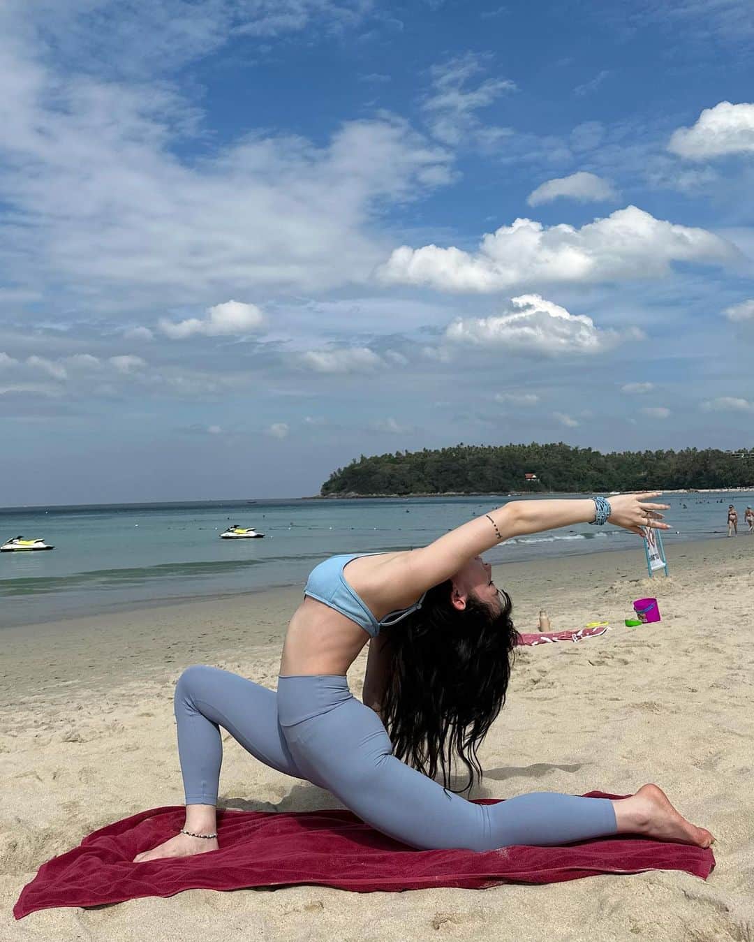 柚月瀬那さんのインスタグラム写真 - (柚月瀬那Instagram)「@yoga_with_mayumi 🧘🏻‍♀️🏝️🥥  ヨガの印象を聞くと体が柔らかい人がするポーズって思ってる方が多いですが、私は体の不調を少しでも良くするためにする繋がりの運動と思っています🌴意外と筋トレ要素多いんです🫣実は数年前私がハワイから帰国後ヨガで10kg痩せました🫡また、アーサナ(ポーズ)によって自律神経を整えたり、便秘解消、肩こり解消の効果もあると言われています！精神面ではヨガ哲学を学ぶことでの心の余裕や気付きなども私はありました！ 私のレッスンでは少しヨガ哲学をお話ししつつ、健康のために一緒に動いたり、皆さんの悩みに寄り添えるようなホッと安心できる時間を提供できたらなと思います🌿 プライベートレッスンでは一人一人の体調の不調改善や細かい悩みに寄り添ってメニューを組んでいけたらなと思います🧘🏻‍♀️ 場所もプライベートレッスンの場合はお客様のご都合の良い場所の近くのスタジオまで私が駆けつけます！少人数レッスンはその都度告知していきます🌼  お問い合わせはヨガアカウントのdmまで💙」2月22日 22時34分 - iam13dearu
