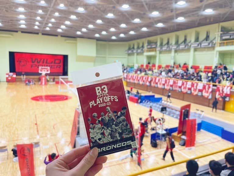 関根ささらさんのインスタグラム写真 - (関根ささらInstagram)「#さいたまブロンコス vs #品川シティバスケットボールクラブ GAME1 @浦和駒場体育館🏀🐎🔥 . . 初めての #ブロンコス ホームゲームへ⛹️‍♂️  昨季に #アルティーリ千葉 とのアウェーゲームを見に行ってたのですが、ホームでは初！✨  #埼玉県民 としても今季もっともっと応援しなければ！と思っていてやっと試合を見に行くことができました👏🏻🌈 . . . . 試合を見ての印象は、昨シーズンよりも圧倒的に上がった組織力👏🏻🔥そしてインサイドの層の厚さ！！！帰化選手がいるのも大きいし、プレーオフのホーム開催に向けてもう一踏ん張り！というところ🥹🔥  対する品川もいい選手たくさんいました！ 佐々木選手が特に印象に残ったのでまた試合見てみたい◎ . . . . B1リーグの試合を見慣れていると感じることも多々あり、、！とても学びのあるゲームでした⛹️‍♂️🏀  どうにか今年昇格して、来季はB2でプレーしているところを見たいです！！！応援しています🔥 . . . . #broncos #埼玉バスケ #バスケ #バスケ女子 #バスケ観戦 #スポーツ観戦 #試合観戦 #b3リーグ #B3league #bleague #Bリーグ #bリーグ観戦 #bリーグ好きな人と繋がりたい #⛹️‍♂️ #バスケ好きな人と繋がりたい」2月22日 23時11分 - sasarasekine