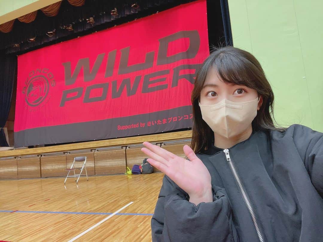 関根ささらさんのインスタグラム写真 - (関根ささらInstagram)「#さいたまブロンコス vs #品川シティバスケットボールクラブ GAME1 @浦和駒場体育館🏀🐎🔥 . . 初めての #ブロンコス ホームゲームへ⛹️‍♂️  昨季に #アルティーリ千葉 とのアウェーゲームを見に行ってたのですが、ホームでは初！✨  #埼玉県民 としても今季もっともっと応援しなければ！と思っていてやっと試合を見に行くことができました👏🏻🌈 . . . . 試合を見ての印象は、昨シーズンよりも圧倒的に上がった組織力👏🏻🔥そしてインサイドの層の厚さ！！！帰化選手がいるのも大きいし、プレーオフのホーム開催に向けてもう一踏ん張り！というところ🥹🔥  対する品川もいい選手たくさんいました！ 佐々木選手が特に印象に残ったのでまた試合見てみたい◎ . . . . B1リーグの試合を見慣れていると感じることも多々あり、、！とても学びのあるゲームでした⛹️‍♂️🏀  どうにか今年昇格して、来季はB2でプレーしているところを見たいです！！！応援しています🔥 . . . . #broncos #埼玉バスケ #バスケ #バスケ女子 #バスケ観戦 #スポーツ観戦 #試合観戦 #b3リーグ #B3league #bleague #Bリーグ #bリーグ観戦 #bリーグ好きな人と繋がりたい #⛹️‍♂️ #バスケ好きな人と繋がりたい」2月22日 23時11分 - sasarasekine