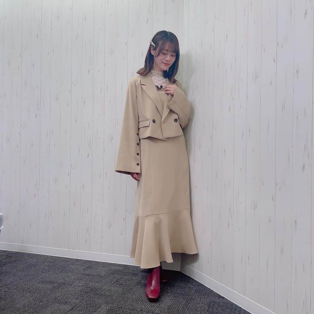 伊藤美来さんのインスタグラム写真 - (伊藤美来Instagram)「こんばんは🙋‍♀️ スタイリストのナミキアキです！  みくLINEも残すところあと僅かですね…！  今回と前回放送分でみっくに着てもらった衣装の着用写真です💫  今日(1〜2枚目)はベージュのセットアップに ヘアピンは焼き鳥風な形の物をチョイスしました！笑  お袖が広がっていたけど 焼き鳥のタレで汚すことなくキレイに食べてくれました☺️✨  3〜4枚目は前回放送分です🙋‍♀️ こちらは夏川椎菜風スタイリングでしたね！笑 ポーズもナンスっぽくしてくれました☺️  意識したつもりはなかったですが なんだか似てしまいました🐼💦💓笑  来月もよろしくお願いします🙇‍♀️⭐️  #伊藤美来 #みくLINE #みっく衣装   By @akinamiki_stylist」2月22日 23時44分 - itomiku_official