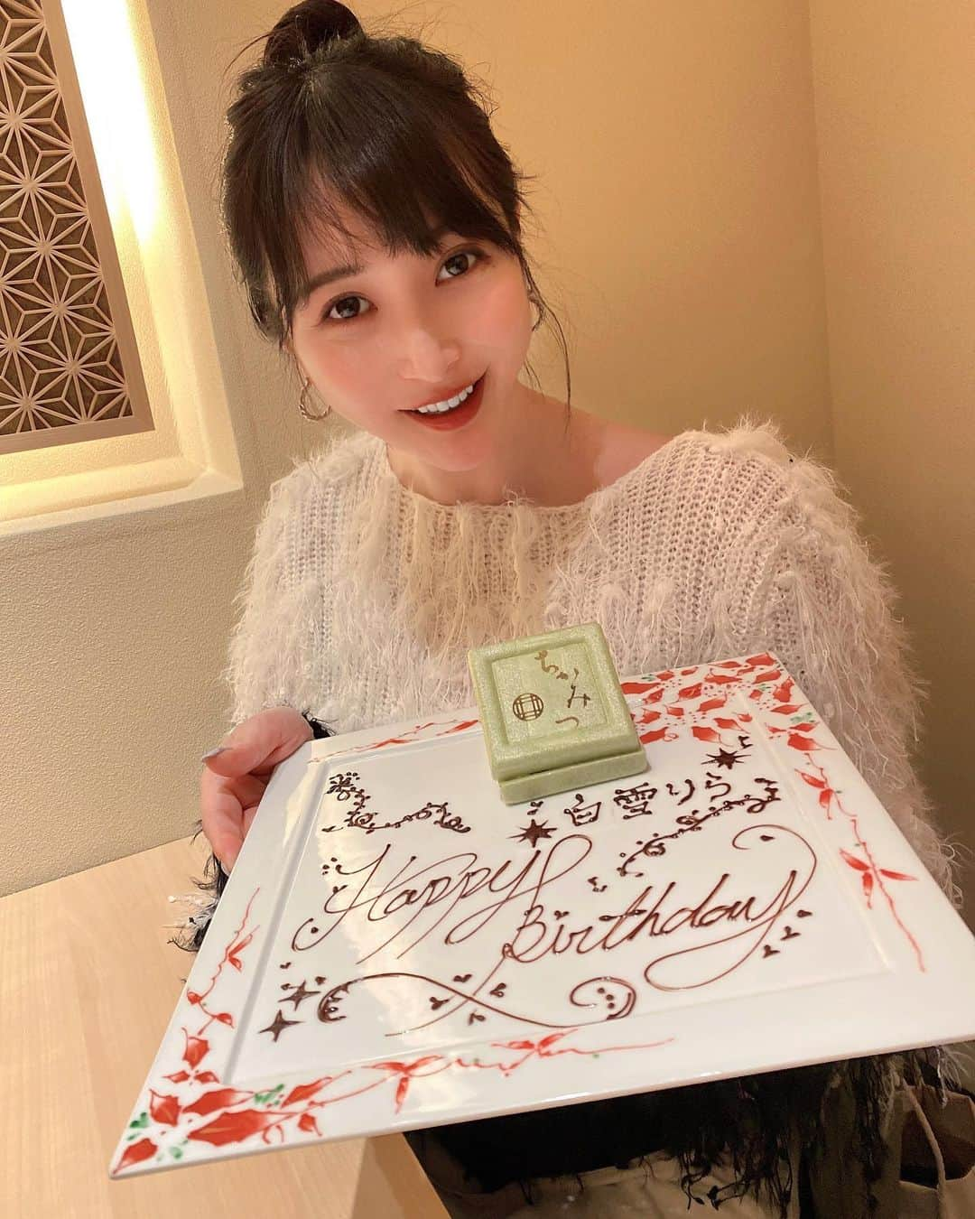 はりーさんのインスタグラム写真 - (はりーInstagram)「今日は銀座ちかみつさんでなんと！お誕生日祝いをしてもらいました☺️♡嬉しい！ そして仲良い人と仲良い人をくっつけるのが好きなので… あやのちゃんに修一朗とシンさんの二人を紹介できてよかった☺️ 素敵な二人が美味しそうに食べているのを見るのもとても幸せでした👸 すべてのメニューがおいしすぎるちかみつだけど…1番おすすめはやはりこの長ーいタンです🏋️‍♀️ 最初に食べたウニの入ったウニドックも美味しかった🫣！ @nd_ginza_chikamitsu   素敵な会で楽しかったー😆 @chikashigetaisuke ありがとうございました🤭 #ちかみつ#銀座ごはん #りらのおすすめご飯 #ごはん#銀座ランチ #銀座グルメ  #銀座ディナー  #PR#銀座 #ちかみつ銀座」2月23日 0時37分 - kirarin_harry_official