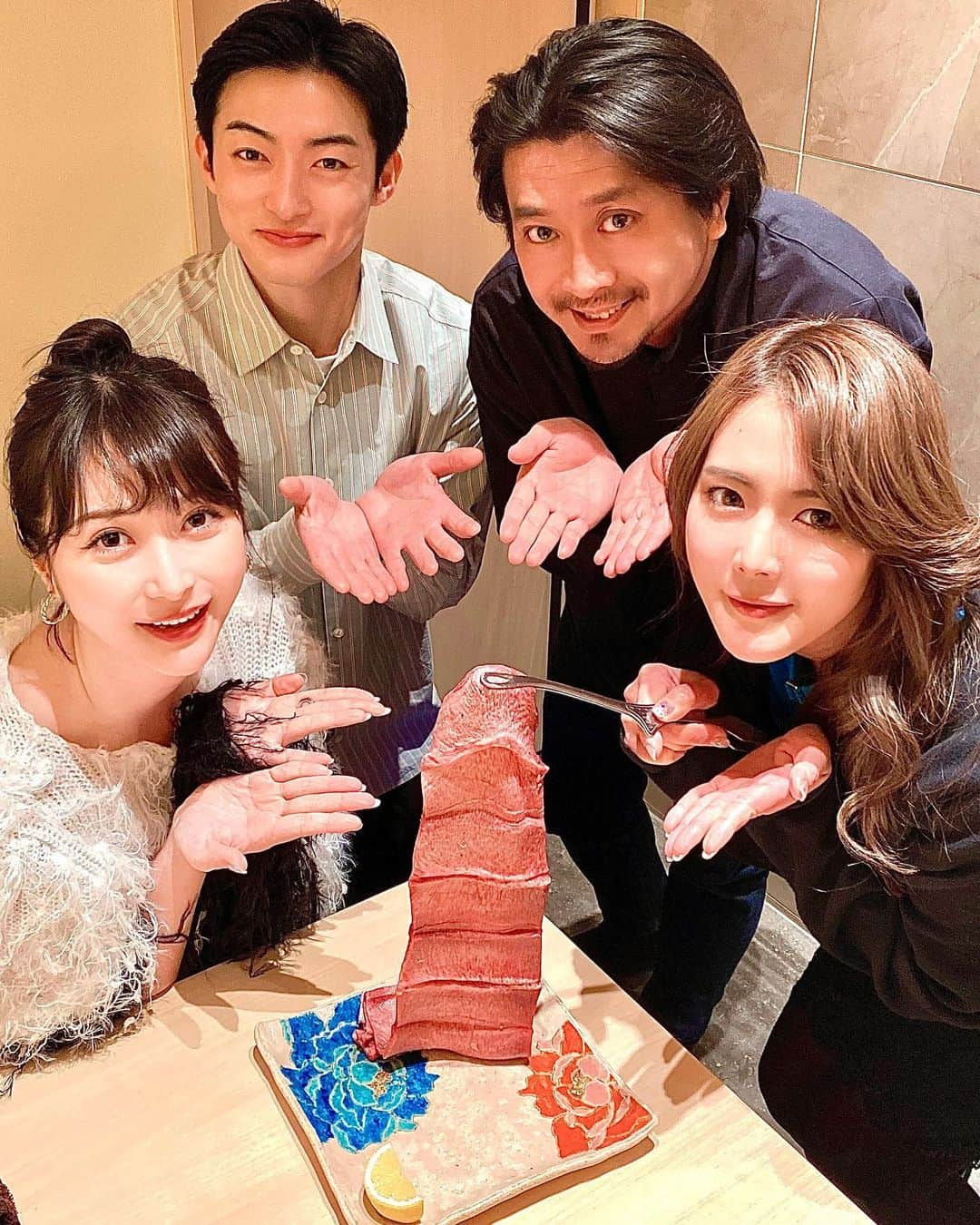 はりーさんのインスタグラム写真 - (はりーInstagram)「今日は銀座ちかみつさんでなんと！お誕生日祝いをしてもらいました☺️♡嬉しい！ そして仲良い人と仲良い人をくっつけるのが好きなので… あやのちゃんに修一朗とシンさんの二人を紹介できてよかった☺️ 素敵な二人が美味しそうに食べているのを見るのもとても幸せでした👸 すべてのメニューがおいしすぎるちかみつだけど…1番おすすめはやはりこの長ーいタンです🏋️‍♀️ 最初に食べたウニの入ったウニドックも美味しかった🫣！ @nd_ginza_chikamitsu   素敵な会で楽しかったー😆 @chikashigetaisuke ありがとうございました🤭 #ちかみつ#銀座ごはん #りらのおすすめご飯 #ごはん#銀座ランチ #銀座グルメ  #銀座ディナー  #PR#銀座 #ちかみつ銀座」2月23日 0時37分 - kirarin_harry_official