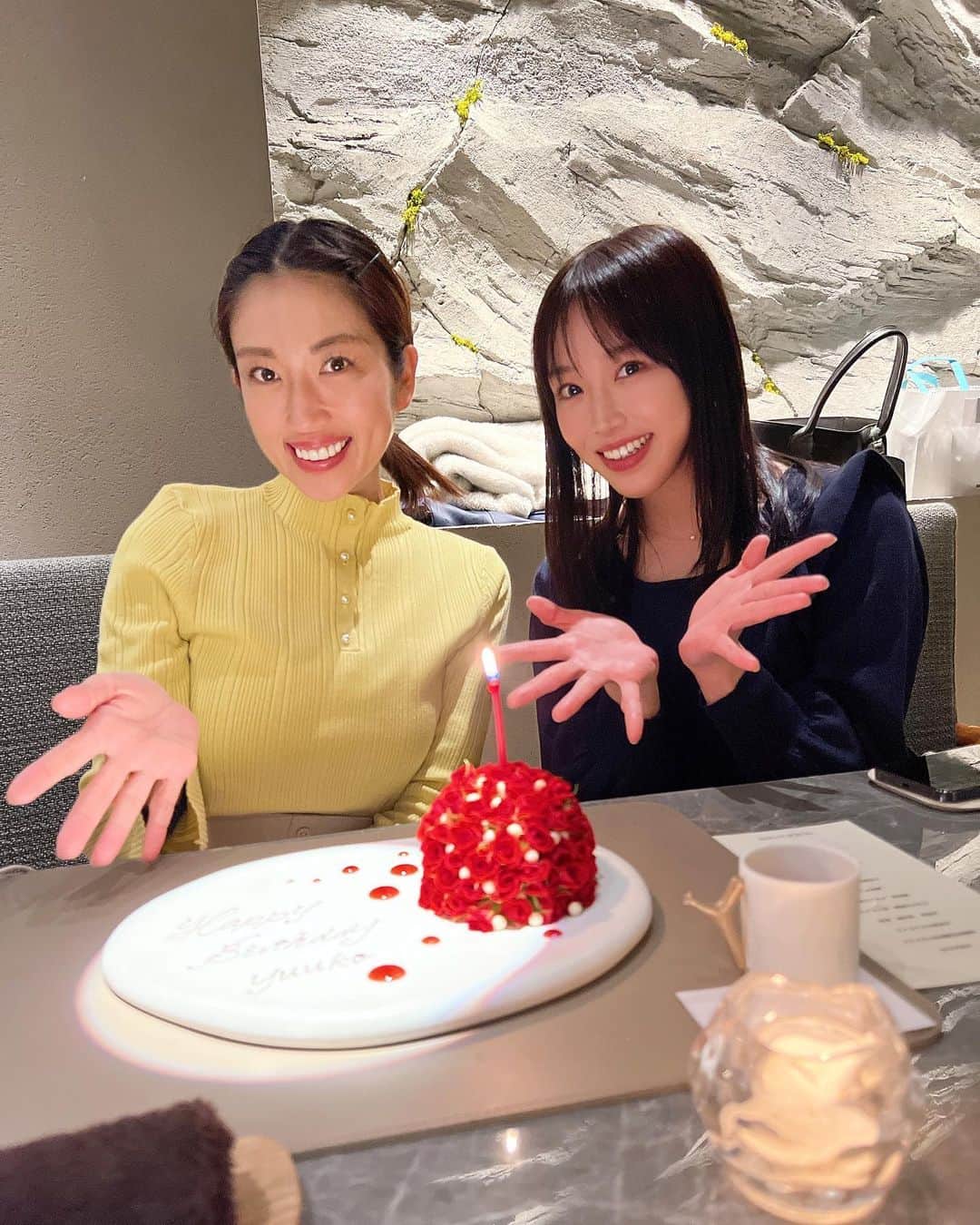 庄司ゆうこさんのインスタグラム写真 - (庄司ゆうこInstagram)「2月22日ニャンニャンニャン猫の日で39歳になりました🥰 30代最後かぁー🥺 まぁ年齢はただの数字としか思ってないので何歳になっても私は変わらずこのままでいきたいと思います✨笑 それにしても誕生日って幸せだなぁー❤️大好きな子たちに今年もたくさんお祝いしてもらってます🥂 毎日食べ過ぎてヤバい😂笑 それにしても誕生日当日はいつも快晴❣️今日も雲一つないお天気でした☀️ さぁ！30代ラストスパート、育児に仕事にプライベートに全力で楽しむよぉーっ❤️❤️❤️ #誕生日#バースデー#ニャンニャンニャン#猫の日#バースデーガール#誕生日お祝い#222#39歳#アラフォー#アラフォーママ#30代ファッション#30代ラスト」2月23日 0時51分 - yuko.shoji