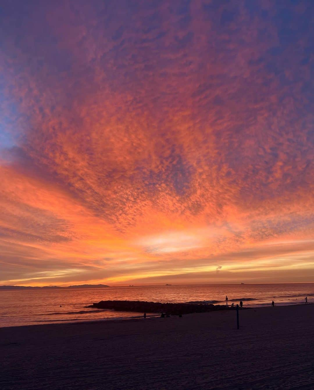 Jessica Weaverさんのインスタグラム写真 - (Jessica WeaverInstagram)「Let’s watch the sunset 🌅 and talk about happy things   #findingpeace #peaceful #sunsetsky #sunsetsofinstagram」2月23日 1時11分 - jessicakes33