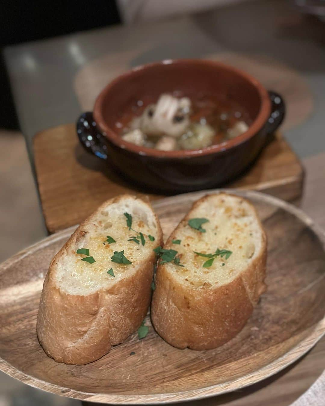 吉川ちかさんのインスタグラム写真 - (吉川ちかInstagram)「りなちゃんと スパニッシュ料理を 食べに行ったよ😚💓  久しぶりにゆっくり遊べた！ バレンタインチョコも ありがとうございます🫰💕  #デート#渋谷グルメ#渋谷ディナー#女子会#女子会ディナー#スペイン料理#スパニッシュ料理」2月23日 3時21分 - yoshikawachika_1116