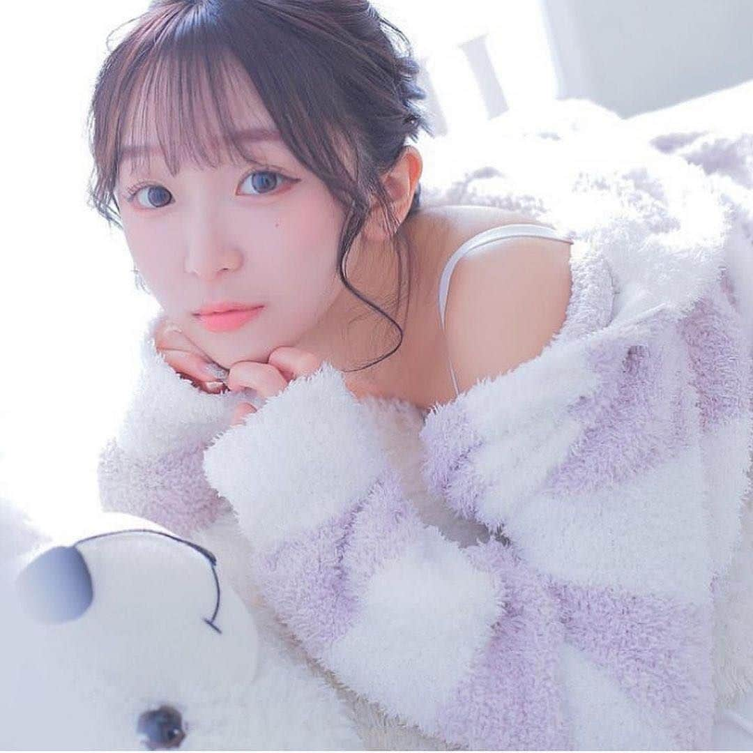 美女naviさんのインスタグラム写真 - (美女naviInstagram)「【美女navi ☻*】パジャマ姿🥰 * * 今回ご紹介させていただく方は❤️ リア さん ▶️▷ @ria_moulinrouge  * * # Repost . . はーさむい！ どこにいてもさむい！ 冬生まれだから寒いのは平気だろって パピーに言われたけど全然そんなことない😮‍💨 . . リア さん のアカウントには 他にも素敵な投稿が(*´﹀`) ぜひ覗いてみてくださいね🧡  * * * 美女navi掲載希望の方は⇒ @bijo_navi ❤️と # 美女navi 、# 美女ナビ タグ付け * 10代限定姉妹アカウント 美少女navi掲載希望の方は⇒ @bishojo_navi 💛と # ビショウジョナビ タグ付け * お願いします✨✨ * * 次回もお楽しみに...😍 * * #ミディアムヘア #巻き髪アレンジ #シースルー前髪 #アウター #パジャマ女子 #パジャマ姿 #もこもこパジャマ  #カラコン #巻き髪 #パジャマ #おうち時間  #大人可愛い #美肌 #色白女子 #美肌ケア  #女子力アップ #女子力向上  #ナチュラルメイク #美意識 #美意識向上 #キャバ嬢 #ニュークラ嬢 #すすきのの夜」2月23日 9時00分 - bijo_navi