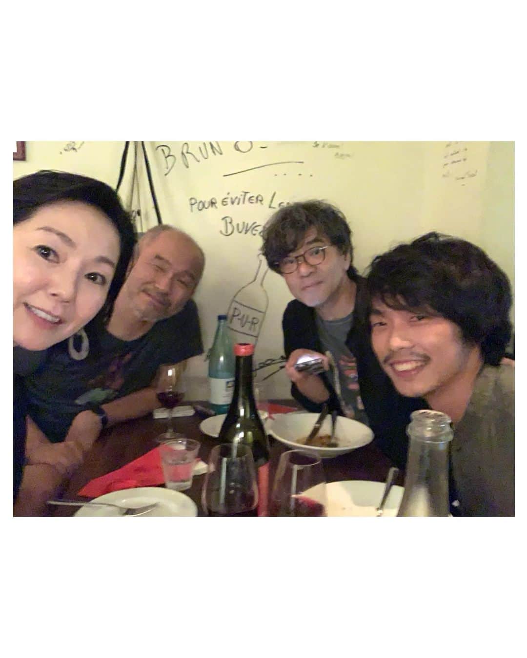 とよた真帆さんのインスタグラム写真 - (とよた真帆Instagram)「青山真治の愛弟子　#甫木元空  @sora.hokimoto  #ホキモトソラ 君。  今、ネクストブレイクで話題のバンド @bialystocks  #ビアリストックス のボーカルです  1年前に永眠した夫 青山真治との付き合いは古く、ホキモト君が学生の頃から。 我が家に遊びに来ては青山と朝まで語り合い、青山が８年前に心臓の病気で40日入院した際は集中治療室にもお見舞いに来て青山を励ましてくれました。  今や笑い話となりましたが 私たちが1番大きな夫婦喧嘩した時は 青山が家出しホキモト君の高知のご実家に長い日数お世話になったことも🫢😁🤣  お母様にお詫びとお礼の電話をしましたね、、そのホキモト君最愛のお母様も永眠されました  今は 全て全て美しい思い出となって私の心に残っています。そしてその経験からホキモト君から数々の作品が生まれています。  ホキモト君は優しく繊細で、でも精神は強く、、  いくつもの才能に恵まれて 映画"はるねこ"を作ったら海外の映画祭出品作品に選ばれて、  歌を歌えば 生まれながらに持つ美声と歌唱力で皆んなを魅了し  先日、小説を書いたら話題に！と どこまでいくのか楽しみで仕方がない存在。 周りの保護者達が親戚のおじちゃん、おばちゃんになってライブでも涙目になって喜んでおります😆  どうか皆んなの期待がプレッシャーにならずに、のびのびと世界に羽ばたいて頂きたい🙇‍♀️  先日、ツアー最終日は東京のライブハウスで。 生前から青山真治がホキモトに👍と約束していた形見のギターとホキモトが登場。  メンテナンスを終えてびっくりする程の美しい深遠な音色になったギターを弾きながら歌ってくれました  スポットライトに照らされたギターを弾くホキモト君を見て感激しているその時、ふと私の左側に青山真治の気配を感じました。  最後の写真は我が家にきてくれた時にレストランで撮ったスナップ✨  私の後ろが酔って上機嫌な青山真治、右側から顔を出す甫木元くん。  ビアリストックスが作り出す音楽はどこまでも穏やかになる素敵な曲ばかり。是非、お聴きになってください❤️  #bialystocks  #music  #青山真治  #shinjiaoyama  #ギター  #いつまでも  #鳴り響きますように」2月23日 10時51分 - maho_toyota