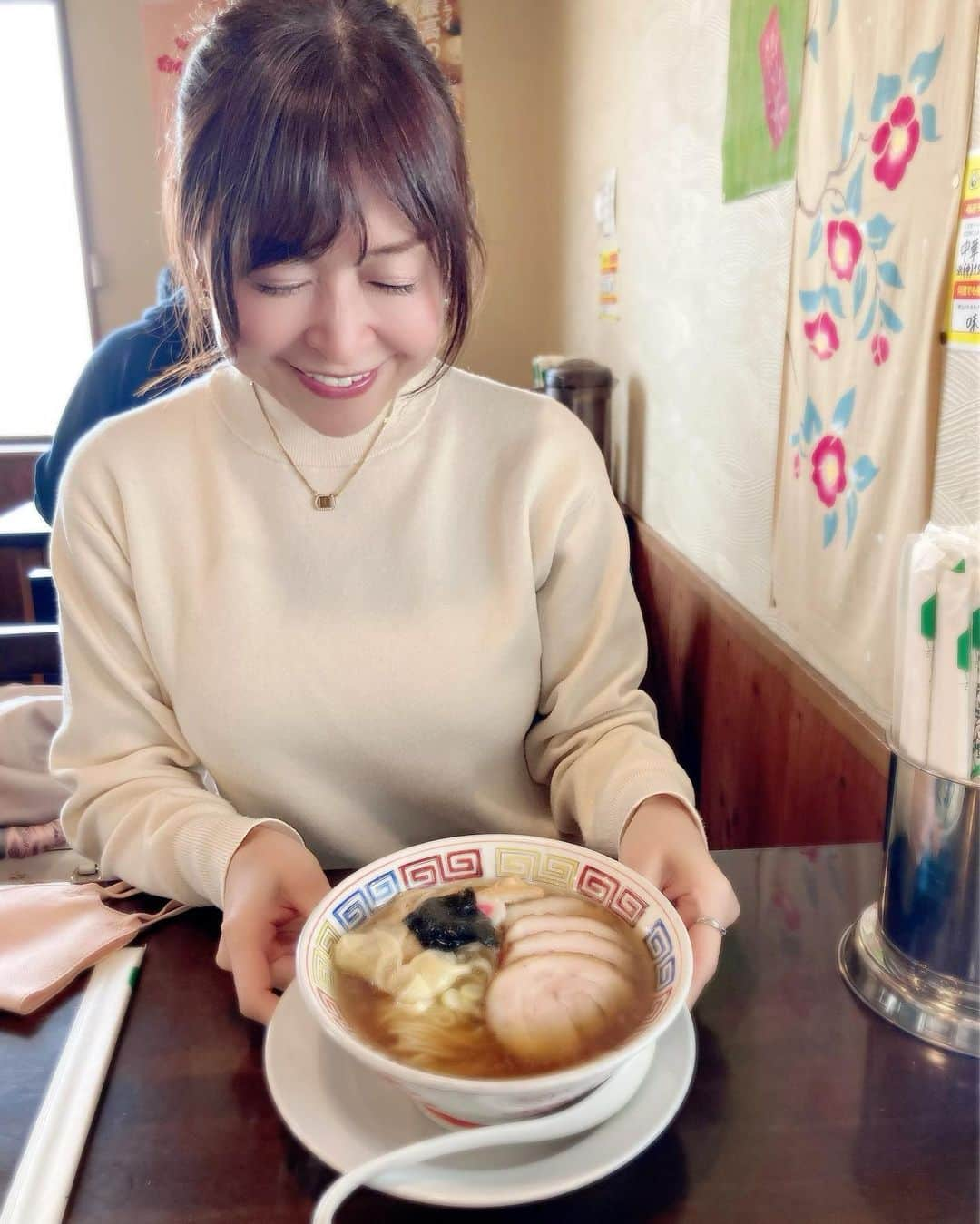 石塚かおりさんのインスタグラム写真 - (石塚かおりInstagram)「#かおりdeランチ#ラーメン  木曜日の #ブラニュー  朝からランチのことで頭がいっぱい。  今日の調査員は #月刊こまち 編集部の須賀穂さん。  4月号は大人気のラーメン特集で、新潟が誇るど定番のお店から、新店まで完全網羅。  今朝は表紙になったお店、新潟市江南区の「さぶろう」さんをご紹介くださいました。  我慢できずに、番組終わりに木曜Dと笑  10時オープンですでに開店待ちの7組目。  おそるべし！  自家製麺とパンチの効いた煮干しだし醤油。 ワンタンありもおいしかったです。  この時間、何ご飯だったんだろ?笑  #新潟#ラーメン#淡麗系ラーメン #煮干しラーメン  #中華そば #月刊にいがたkomachi  #推し#推し活 あなたの#推しラーメン は？ #朝ごはん#昼ごはん #祝日 明日の朝もあなたと #石塚かおりのbrandnewday  #ブラニュー #美味しかった #新潟放送#朝活#アナウンサー#石塚かおり」2月23日 12時05分 - kaori_ishizuka413