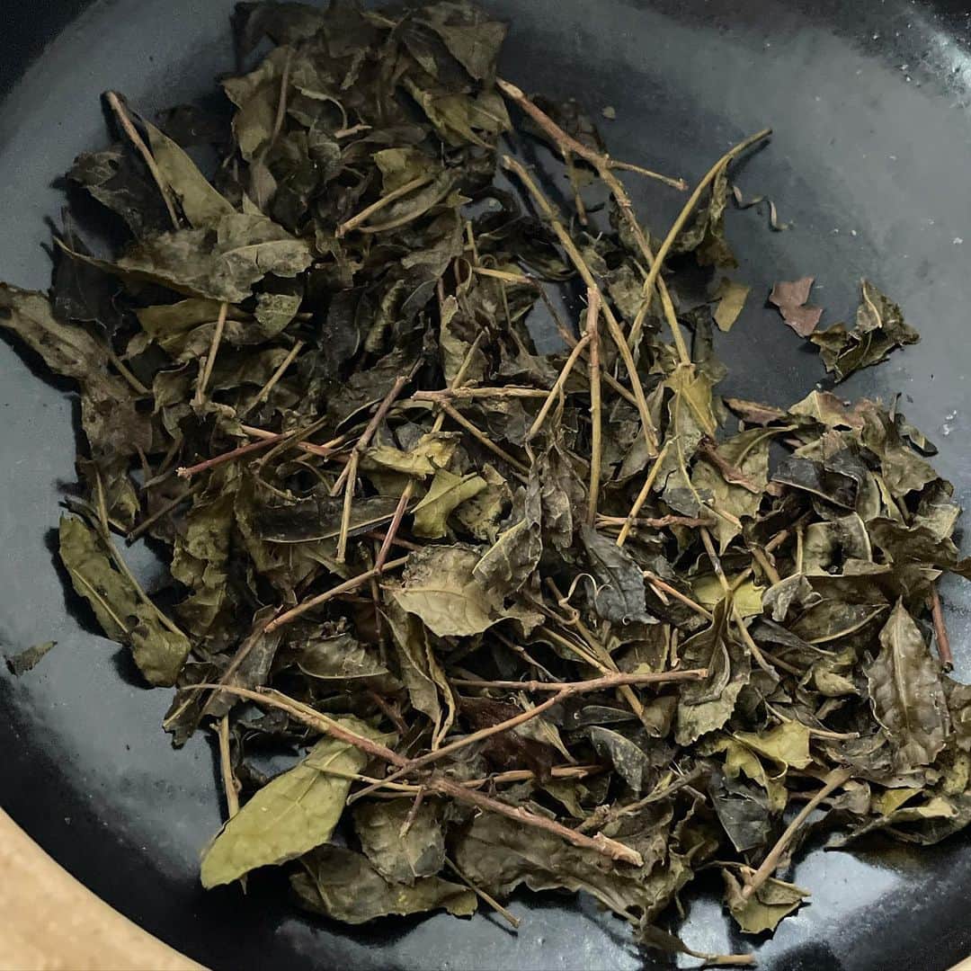 望月理恵さんのインスタグラム写真 - (望月理恵Instagram)「料理教室で習った 茶粥を作りました。  茶葉を煎じ出した汁で煮たお粥です。 おかいさんとも言いますね。 奈良県大和地方で１２００年前から 食べられていたと考えられる 奈良の郷土料理です。  実は母の実家で祖母がほぼ毎日 作っていたので私は 小さい頃から食べていました。 思い出す光景は祖父がお酒を飲んだ後にサラサラっと 茶粥を食べてる姿。 美味しそうに食べるんです。 実際、本当に美味しいんです。 他で食べたこともありますが やっぱりおばあちゃんの 茶粥が一番。 今回、家で作りながら 祖父母を思い出し 恋しくなってしまいました。  私が作ったものは おばあちゃんの味では ありませんでしたが、 お茶の風味が美味しい茶粥、 また作ろうと思います。  #茶粥 #お水取りの伝統食 #おかいさん #奈良の郷土料理 #祖父母が大好き そろそろお墓参り行こう」2月23日 12時33分 - mochiee28