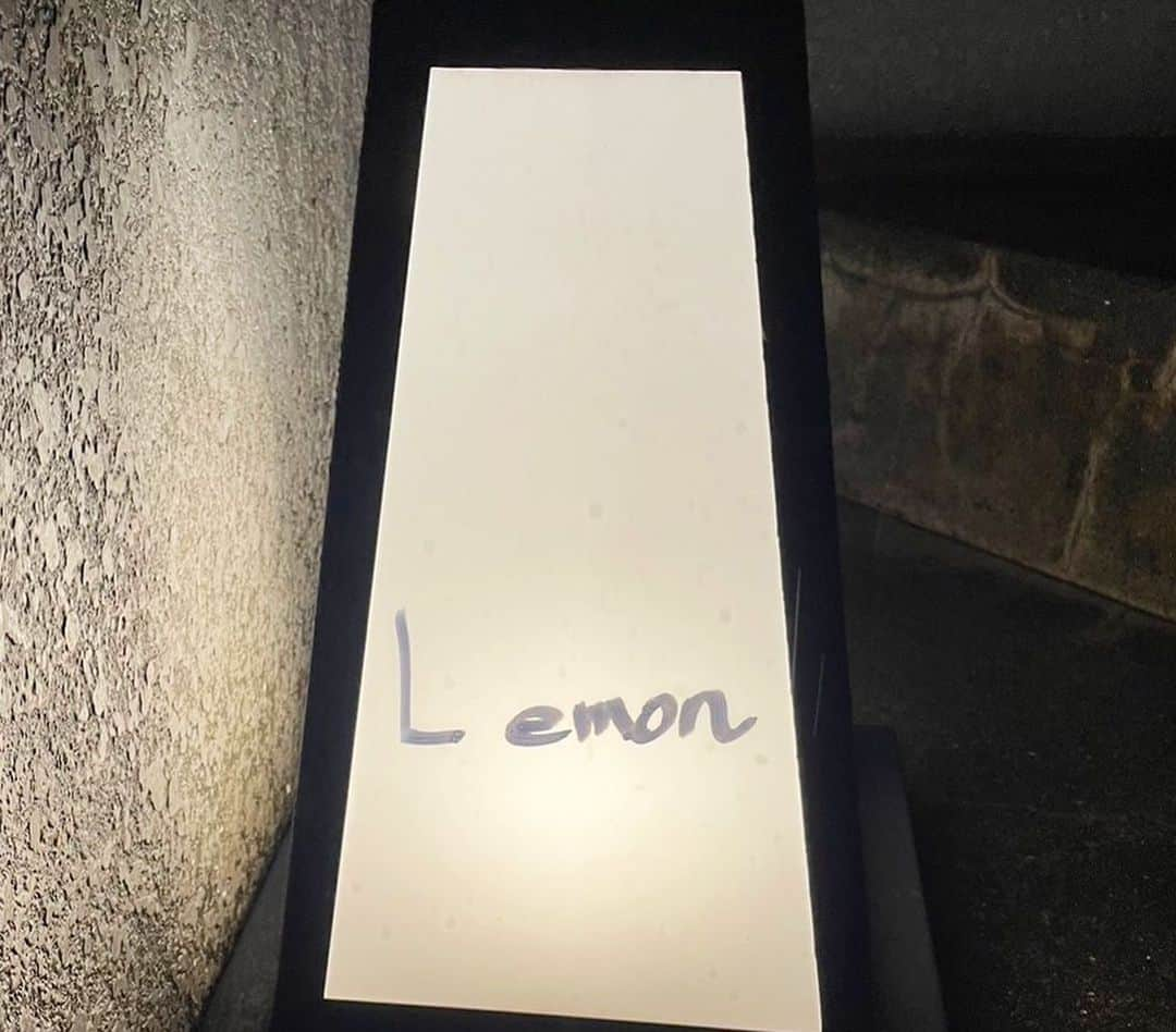 田中律子さんのインスタグラム写真 - (田中律子Instagram)「恵比寿にある、隠れ家イタリアン「Lemon」🍋  年末にこの4人でご飯してたときに、伊達さんが　@kimiko.date  レモンに行きたい🍋と言い出して、その場で予約して2月に行ってきました🍋  オマール海老フライとレンズ豆のタルタルソースが絶品すぎて、半熟卵とお豆を混ぜ混ぜして自分でタルタルソースを作り、そこにエビフライを🍤付けて食べるんだけど、おかわりしたいくらい美味しかった❤️ 料理はどれもホントに美味しくて体に優しい感じ✨食材もシェフのこだわりがたくさん👏🏼 デザートのレモンのジェラートもさっぱり、さすが、レモン❗️  関さん、いつもありがとうございます🙏　@shunichiro_seki  マミさん　@mami_gambaru 伊達さん、また次のあのお店でね🍷毎回、会った日に次の予定を決める、食いしん坊チーム😂もう次が楽しみで仕方ない❤️  #lemon  #tokyo  #恵比寿  #隠れ家すぎて #入口がみつからない #檸檬 #食いしん坊  #ありがとう」2月23日 12時47分 - ri2kotanaka