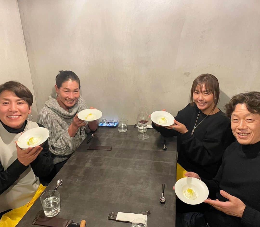 田中律子さんのインスタグラム写真 - (田中律子Instagram)「恵比寿にある、隠れ家イタリアン「Lemon」🍋  年末にこの4人でご飯してたときに、伊達さんが　@kimiko.date  レモンに行きたい🍋と言い出して、その場で予約して2月に行ってきました🍋  オマール海老フライとレンズ豆のタルタルソースが絶品すぎて、半熟卵とお豆を混ぜ混ぜして自分でタルタルソースを作り、そこにエビフライを🍤付けて食べるんだけど、おかわりしたいくらい美味しかった❤️ 料理はどれもホントに美味しくて体に優しい感じ✨食材もシェフのこだわりがたくさん👏🏼 デザートのレモンのジェラートもさっぱり、さすが、レモン❗️  関さん、いつもありがとうございます🙏　@shunichiro_seki  マミさん　@mami_gambaru 伊達さん、また次のあのお店でね🍷毎回、会った日に次の予定を決める、食いしん坊チーム😂もう次が楽しみで仕方ない❤️  #lemon  #tokyo  #恵比寿  #隠れ家すぎて #入口がみつからない #檸檬 #食いしん坊  #ありがとう」2月23日 12時47分 - ri2kotanaka