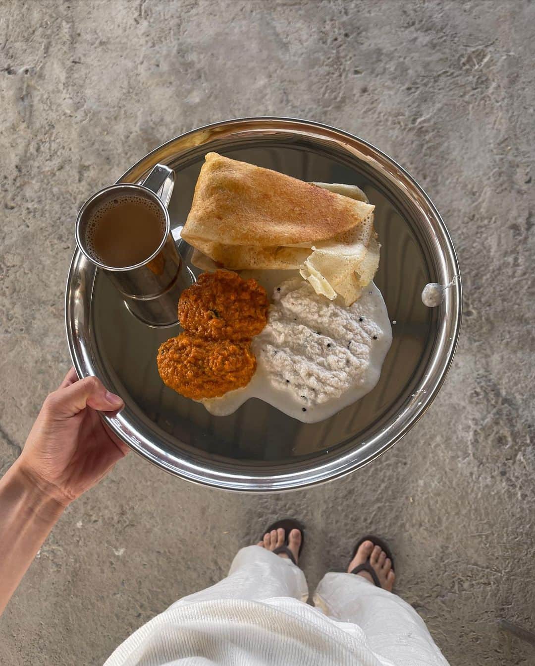 栗山遥さんのインスタグラム写真 - (栗山遥Instagram)「インドでの生活も慣れて、もう完全にルーティンができています◎ 6:30にパッと目が覚めて、 7:00からYoga、8:00に朝ご飯を食べて、1日が始まる🌞 インドは毎日25〜30度くらいで暑いけれど、 それでも飲み物は常にお湯。 ドクター曰く、温度差の大きいもの(冷たいもの)を体内に入れると、アーマ(未消化物)が溜まってしまうんだって(添加物や保存料もアーマになる)。 アーユルヴェーダでは消化力が肝。 何を入れるかよりも、要らないものを綺麗に排出して、 体温を上げて免疫をつけること。 消化の炎をどれだけ燃やせるかが、健康の鍵。 日々の過ごし方はもちろん、アーユルヴェーダの治療には、ビレチャナ(下剤療法)や、バスティ(オイル浣腸)というものもあって、老廃物が適切に排出されることが健康の証とされています🔥  お湯をこまめにたっぷり飲んで、朝夕のYoga、消化に良いベジご飯のおかげで、毎日2回以上の排便✨こっちでは、毎日至る所で排便についてトークが繰り広げられていて、毒素を出すことがアーユルヴェーダでどれだけ大切にされているかがよく分かる。  食事やヨガ、日々の過ごし方で、自分の身体のデトックスシステムがこんなに上手に働いてくれるなんて！毎日感動🤍体温も上がっているかな、免疫力ももっと高めていきたいなぁ◎」2月23日 17時34分 - harukakuriyama