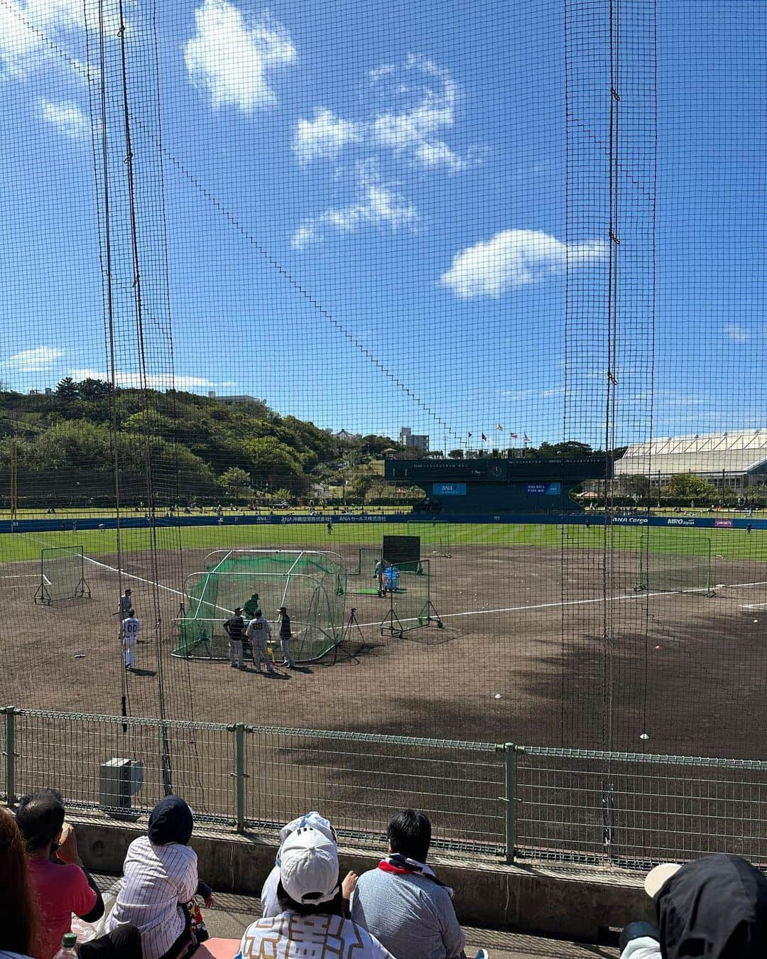 坂元美香さんのインスタグラム写真 - (坂元美香Instagram)「沖縄3日目 浦添  本日実況のフジテレビ アナウンサーの 田淵さんにご挨拶。さわやかー🍃✨  想像より人が多かったので駐車場に困ったり 入るまで大行列だったりと心折れそうになったけど 始まればそんな苦労も忘れるね😅  今日はネット裏から観戦。 炎天下で焦げました。 トイレで鏡見て自分が黒くて笑った🤣  #坂元野球観戦記録  #沖縄キャンプ #浦添」2月23日 17時56分 - mika_saka