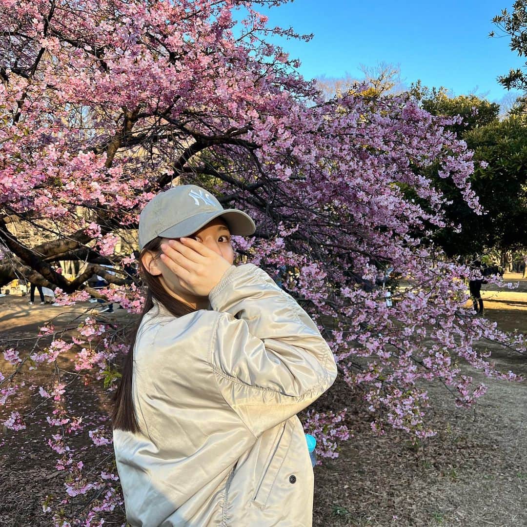 ひよんさんのインスタグラム写真 - (ひよんInstagram)「🌸🫶  代々木公園お散歩した💛 どすっぴんだったけど、 🦍くんが写真撮ってくれるっていうから 顔隠している。🫣  いいかんじに撮ってくれた❤️ ありがとう☺️✨  でも花粉がつらくてやっぱり春苦手。  #ひよん #代々木公園」2月23日 19時08分 - cchan_fee4