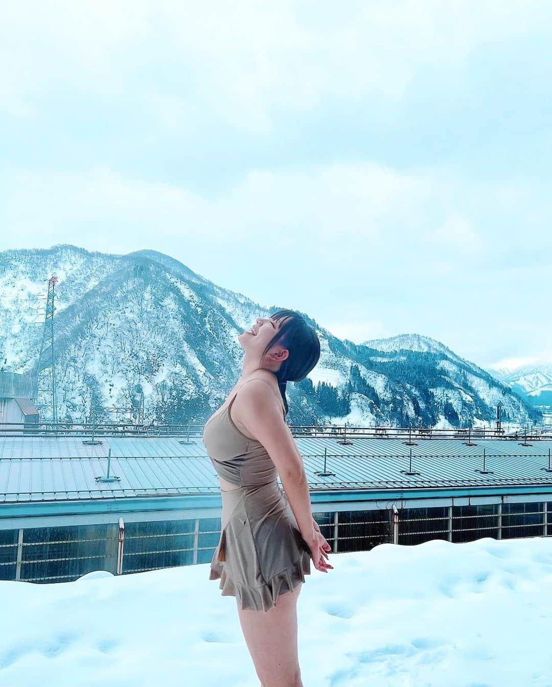 みきでりさんのインスタグラム写真 - (みきでりInstagram)「GALAで雪山テントサウナしてきたよ🧖‍♀️❄️ 控えめに言っても超最高すぎた！！！！！！  アロマウォーターロウリュも癒されたし、 初めて熱波師に扇いでもらったけどやばいね❤️‍🔥 もともと結構高め温度だけど更に激アツになった❤️‍🔥  めっっちゃくちゃ外気浴も気持ち良くて スノボの疲れが全部吹っ飛んだよ☃️💕 近くに水着で入れる屋外ジャグジーもあって、 そこにも入らせてもらった🛁🫧  屋外サウナの後は大浴場でまた温まって、 着替えて帰れるという最高なコース💖 ちなみにタオルとか羽織るやつも 貸し出してくれるから水着だけで行けちゃう👙 総じて最高すぎる！！！笑笑✨✨  ２日前までに予約が必要だからそこだけ注意🌈 ㅤ ㅤ またいきたーーーい💖💖💖 ㅤ ㅤ ㅤ ㅤ ㅤ ㅤ #gala湯沢 #ガーラ湯沢 #雪山 #雪山サウナ #サウナ #テントサウナ #外気浴 #ととのう #サウナ女子 #熱波 #ロウリュ #アウトドアサウナ」2月23日 19時22分 - mikidelicious