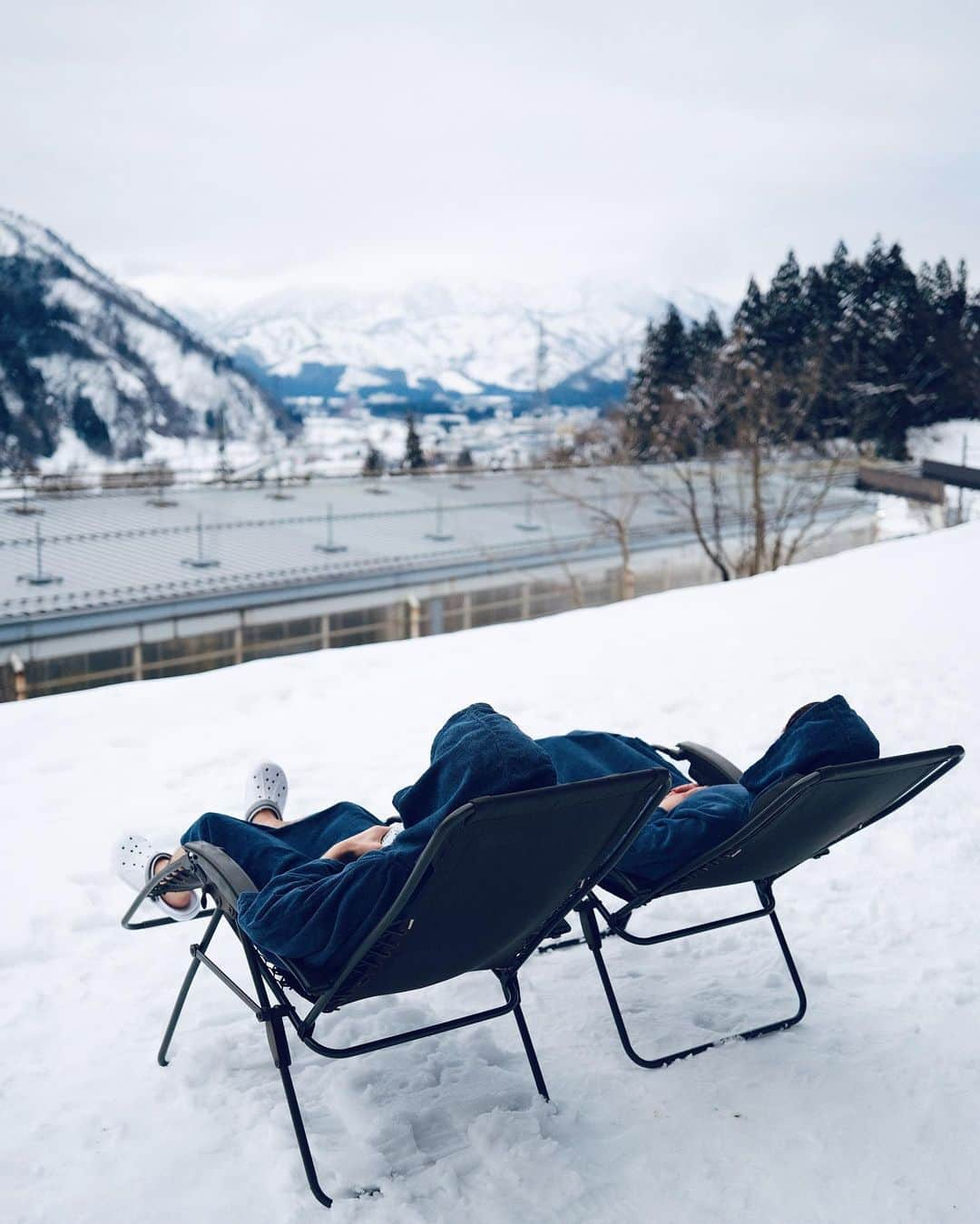 みきでりさんのインスタグラム写真 - (みきでりInstagram)「GALAで雪山テントサウナしてきたよ🧖‍♀️❄️ 控えめに言っても超最高すぎた！！！！！！  アロマウォーターロウリュも癒されたし、 初めて熱波師に扇いでもらったけどやばいね❤️‍🔥 もともと結構高め温度だけど更に激アツになった❤️‍🔥  めっっちゃくちゃ外気浴も気持ち良くて スノボの疲れが全部吹っ飛んだよ☃️💕 近くに水着で入れる屋外ジャグジーもあって、 そこにも入らせてもらった🛁🫧  屋外サウナの後は大浴場でまた温まって、 着替えて帰れるという最高なコース💖 ちなみにタオルとか羽織るやつも 貸し出してくれるから水着だけで行けちゃう👙 総じて最高すぎる！！！笑笑✨✨  ２日前までに予約が必要だからそこだけ注意🌈 ㅤ ㅤ またいきたーーーい💖💖💖 ㅤ ㅤ ㅤ ㅤ ㅤ ㅤ #gala湯沢 #ガーラ湯沢 #雪山 #雪山サウナ #サウナ #テントサウナ #外気浴 #ととのう #サウナ女子 #熱波 #ロウリュ #アウトドアサウナ」2月23日 19時22分 - mikidelicious