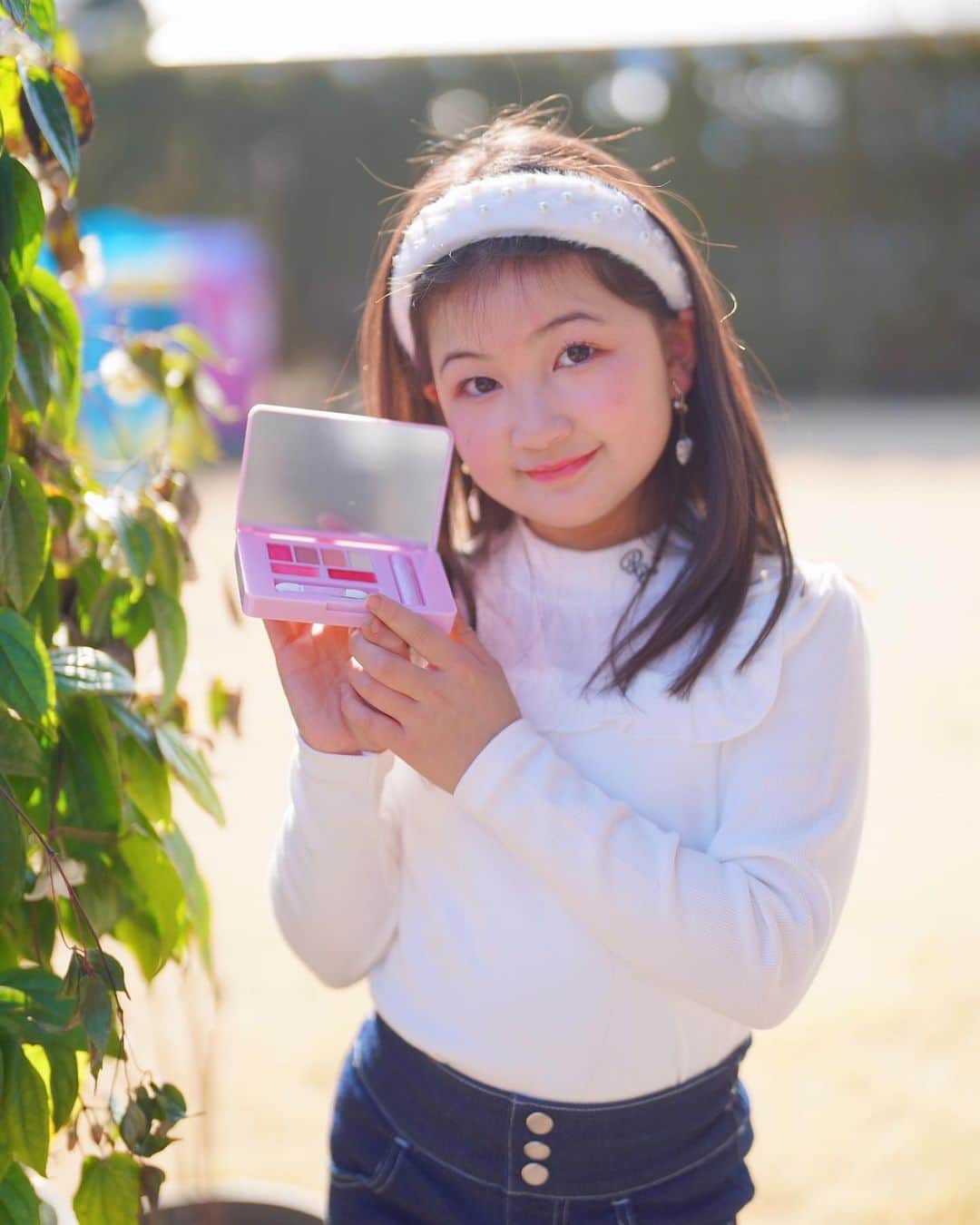 はねまりさんのインスタグラム写真 - (はねまりInstagram)「🌟ニコプチ2023年4月号🌟 今回のコーディネート選手権は派手コーデです。 まりちゃんの派手コーデぜひチェックしてね😊 付録はメゾピアノジュニアのメイクパレット💄豪華すぎる🥳 これから発売の春服もかわちい🫰  #ニコプチ #ニコプチコーディネート選手権 #雑誌 #ファッション誌  #はねまり #海外ファッション #海外子供服  #はねまりちゃんねる #ユーチューバー #ファッション #子供服 #小学生 #秋コーデ #hanemari #youtuber #fashion  #js #followｍe  #ootd #韓国子供服 #js3 #今日のコーデ #通学コーデ #スクール #小学生コーデ #女の子ママ #ダンス女子 #春コーデ」2月23日 20時23分 - hanemarisworld