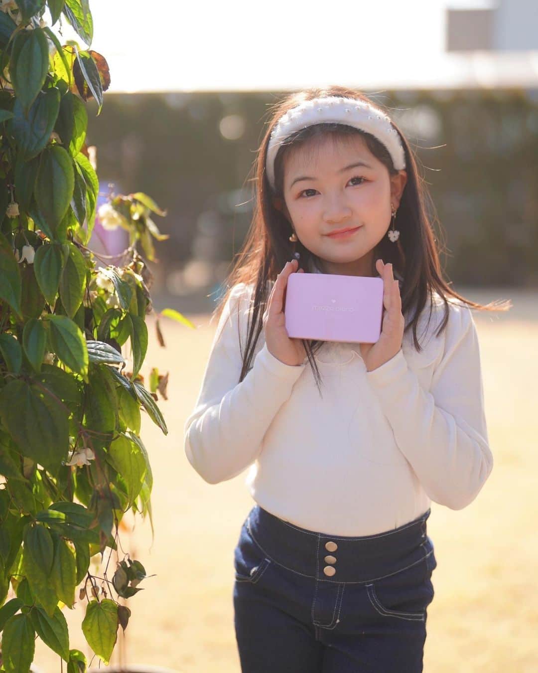 はねまりさんのインスタグラム写真 - (はねまりInstagram)「🌟ニコプチ2023年4月号🌟 今回のコーディネート選手権は派手コーデです。 まりちゃんの派手コーデぜひチェックしてね😊 付録はメゾピアノジュニアのメイクパレット💄豪華すぎる🥳 これから発売の春服もかわちい🫰  #ニコプチ #ニコプチコーディネート選手権 #雑誌 #ファッション誌  #はねまり #海外ファッション #海外子供服  #はねまりちゃんねる #ユーチューバー #ファッション #子供服 #小学生 #秋コーデ #hanemari #youtuber #fashion  #js #followｍe  #ootd #韓国子供服 #js3 #今日のコーデ #通学コーデ #スクール #小学生コーデ #女の子ママ #ダンス女子 #春コーデ」2月23日 20時23分 - hanemarisworld