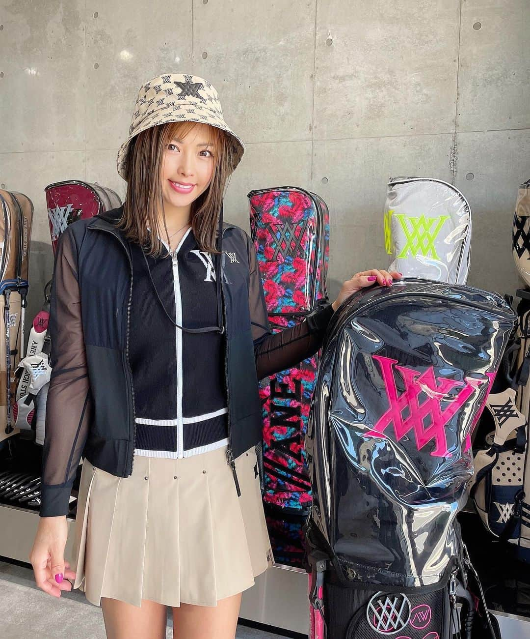 あおい夏海さんのインスタグラム写真 - (あおい夏海Instagram)「先日は ANEW GOLF @anewgolf_japan の展示会にいってきたよー💓  ANEW GOLFは韓国で超人気のゴルフブランド❤️  キャディバッグがめっちゃかわいかった😍❤️ 春服も沢山あって、ベージュとブラックコーデが一目惚れ💓 あと春らしいオーバーサイズのアウターのカラーがグリーンとピンクが可愛すぎてまよったーー🥺❤️ プリーツのスカートもスタッツが可愛かったのと形が気に入ってホワイトとベージュイロチでオーダーしちゃった🥹💓💕  春ゴルフたのしみーーー🫶❤️❤️❤️  店舗も何店舗かあるので、 ぜひキャディバッグとか春のウエアをお探しの方は見に行ってみてねー☺️💓  @anewgolf_japan  @anewgolf_tokyo  @anewgolf_official    #ゴルフ #ゴルフ女子  #ゴルフ男子  #ゴルフコーデ  #ゴルフウェア #ゴルフ女子コーデ  #キャディバッグ #ゴルフグッズ  #ANEWGOLF  #anewgolfapparel  #あおい夏海」2月23日 20時39分 - natsumi.aoi