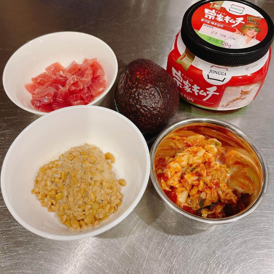 葉月里緒奈さんのインスタグラム写真 - (葉月里緒奈Instagram)「居酒屋風な夕ご飯。 #おうちごはん#夕ご飯#居酒屋風おうちごはん #マグロ納豆アボカドキムチ #マグロを胡麻油で和えてユッケ風に#焼売#生ハムポテサラ#塩茹で海老#激辛カクテルソースで#ビールとの相性抜群 #rionahazuki」2月23日 22時38分 - riona_hazuki