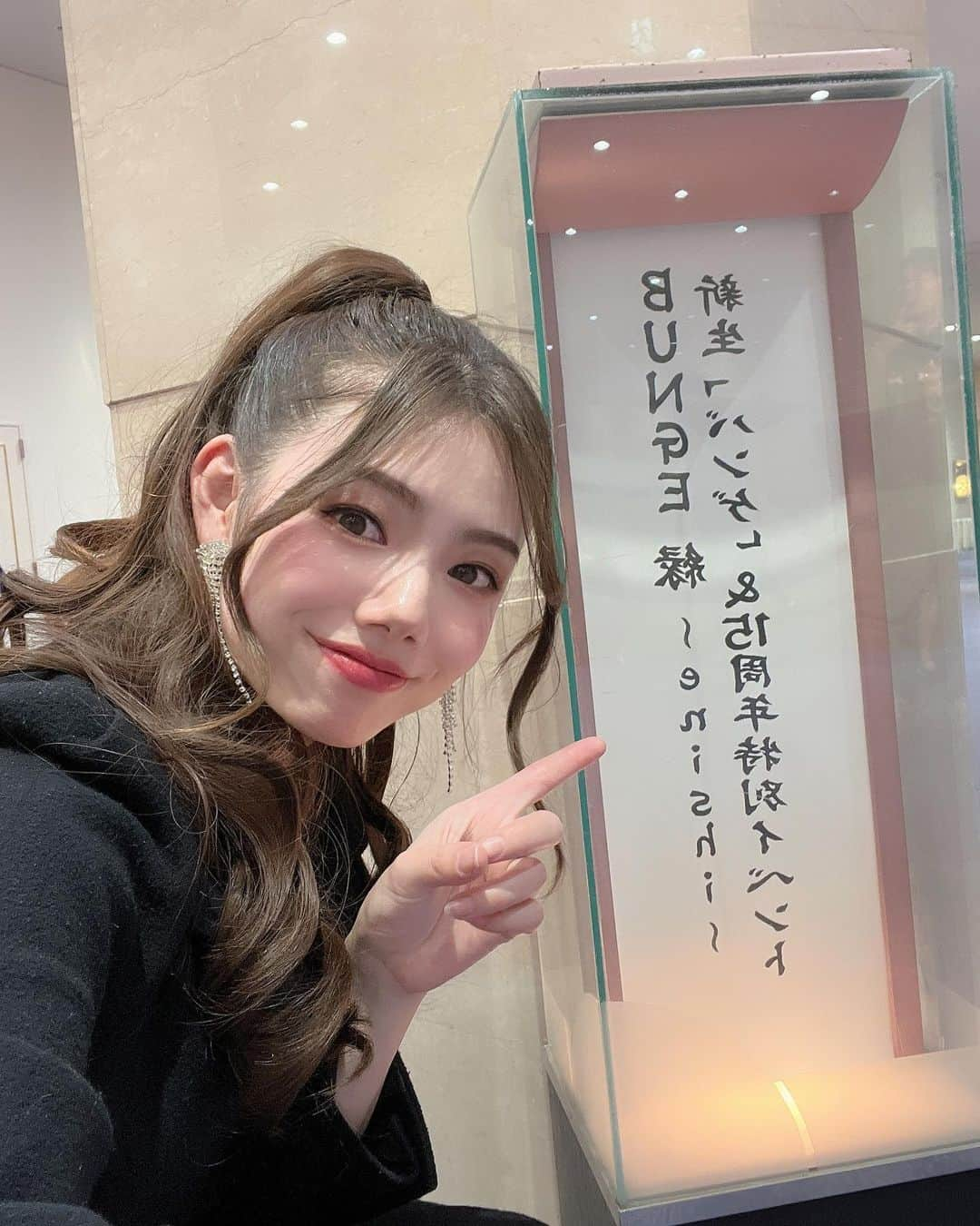 波田妃奈さんのインスタグラム写真 - (波田妃奈Instagram)「会場が一体となって盛り上がり 家族やジムの仲間、応援してくれる人たちみんなの 愛を感じる温かいイベントでした✨ そんな素敵な試合に大好きなラウンドガールというお仕事で 関わることができ、本当に幸せでいっぱいです😳  そして主催の @bunge_ebisu さん、 15周年おめでとうございます🎉 節目となる記念すべきイベントに 呼んでもらえて嬉しかったです🙇🏻‍♀️  すっかりファンになったので キックボクシングまた始めちゃおうかなあ…🤤 (過去にミットを思いっきり外して トレーナーさんの肘を思いっきりスネで蹴っちゃったのが トラウマで自粛してました🤣)  --------------------------------- 事務所無所属の完全フリーランスで モデルやイベントガールのお仕事やっています👯‍♀️ お問合せはプロフィールの連絡する💌より お待ちしてます！✨  #ラウンドガール  #ラウンドガールへの道のり  #ラウンドガール依頼受付中 #会社員ラウンドガール #波田妃奈 #ラウンドガール波田妃奈  #衣装 #バンゲリングベイ  #bunge  #挙伸ジム #格闘技  #格闘技好きな人と繋がりたい」2月23日 23時00分 - hina__fitness